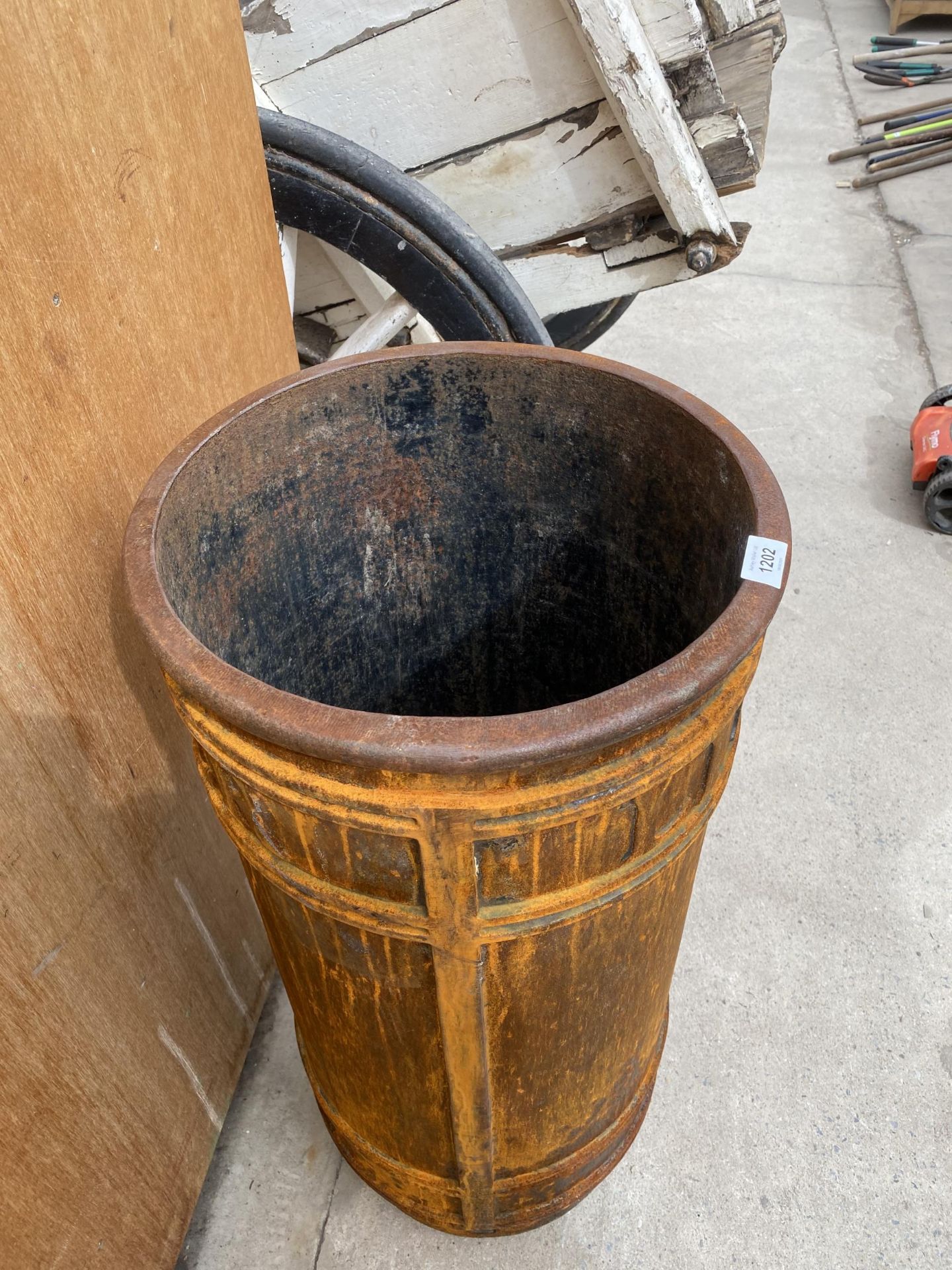 A VINTAGE HEAVY CAST IRON DECORATIVE LITTER BIN/GARDEN PLANTER - Image 6 of 6