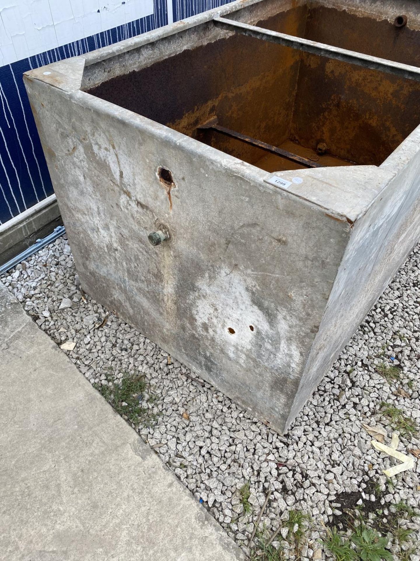 A LARGE GALVANISED WATER TANK (L:152CM W:91CM D:82CM - Image 2 of 6