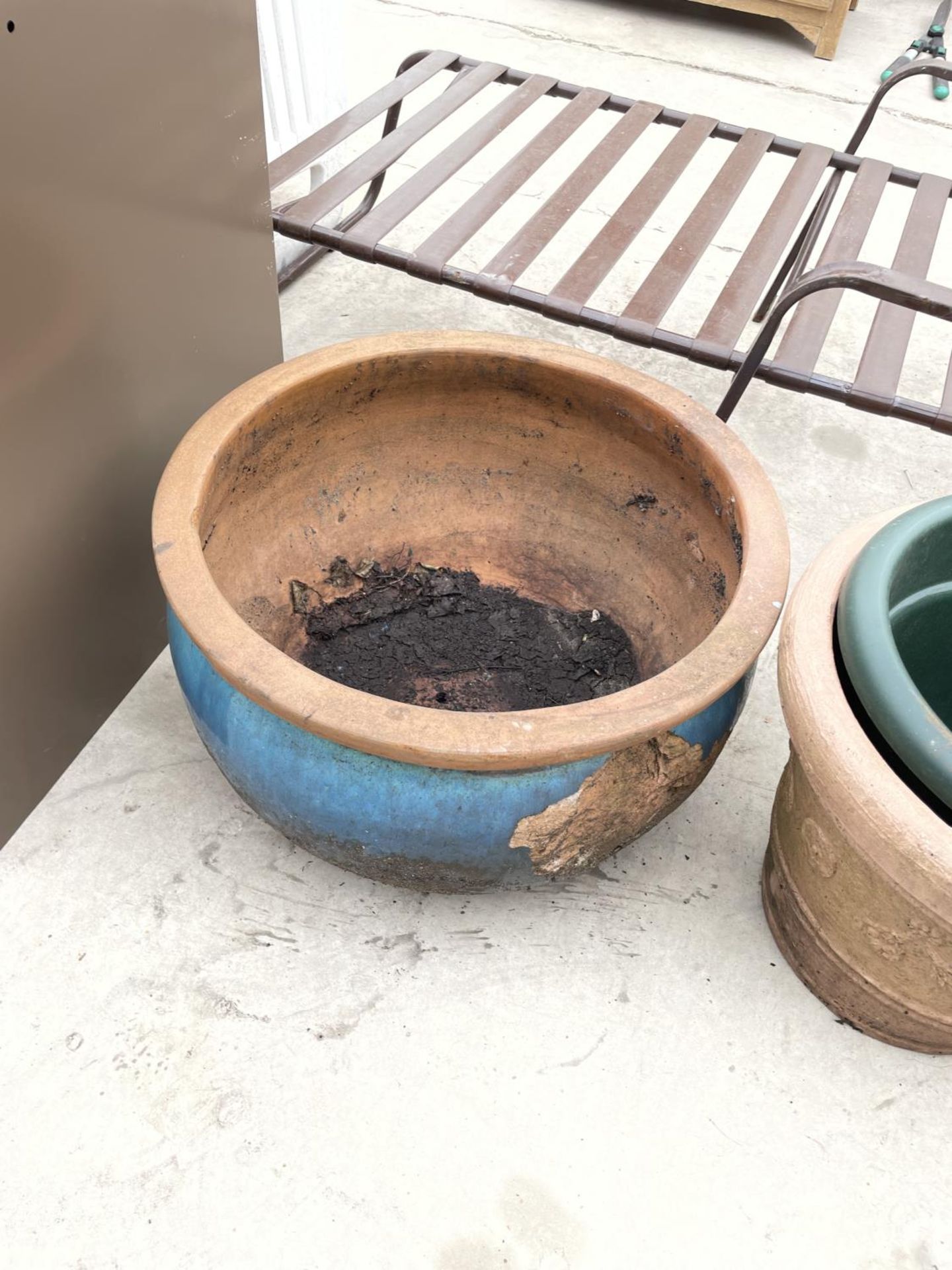 A LARGE CERAMIC PLANTER AND TWO FURTHER PLASTIC PLANT POTS - Image 2 of 3