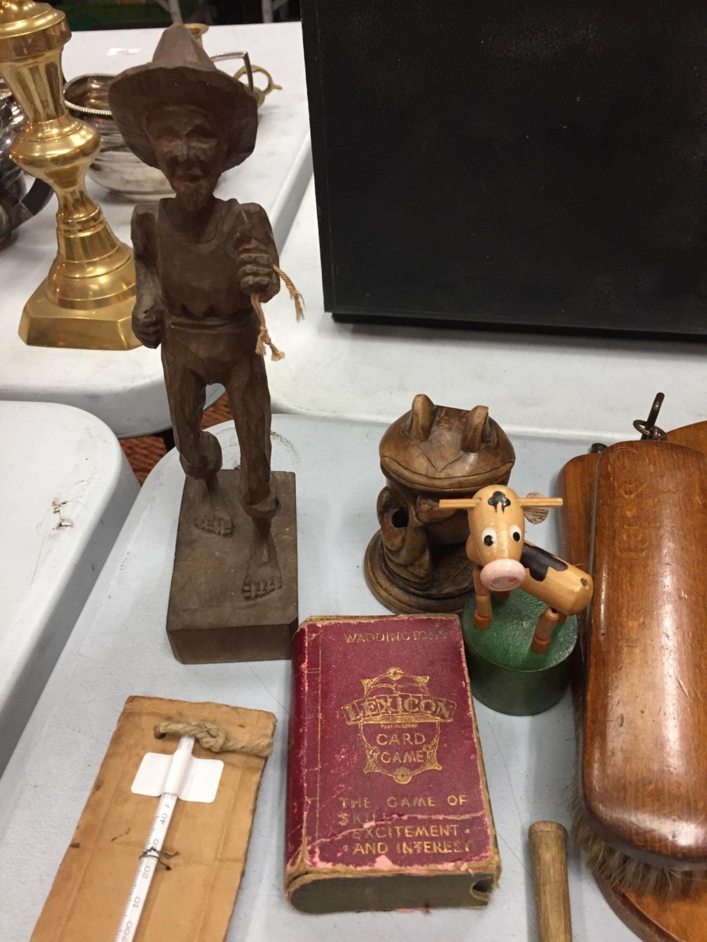 A SELECTION OF ITEMS TO INCLUDE THERMOMETERS, WALL MIRROR WITH BRUSHES AND A SET OF BOXED KNIVES - Image 4 of 6