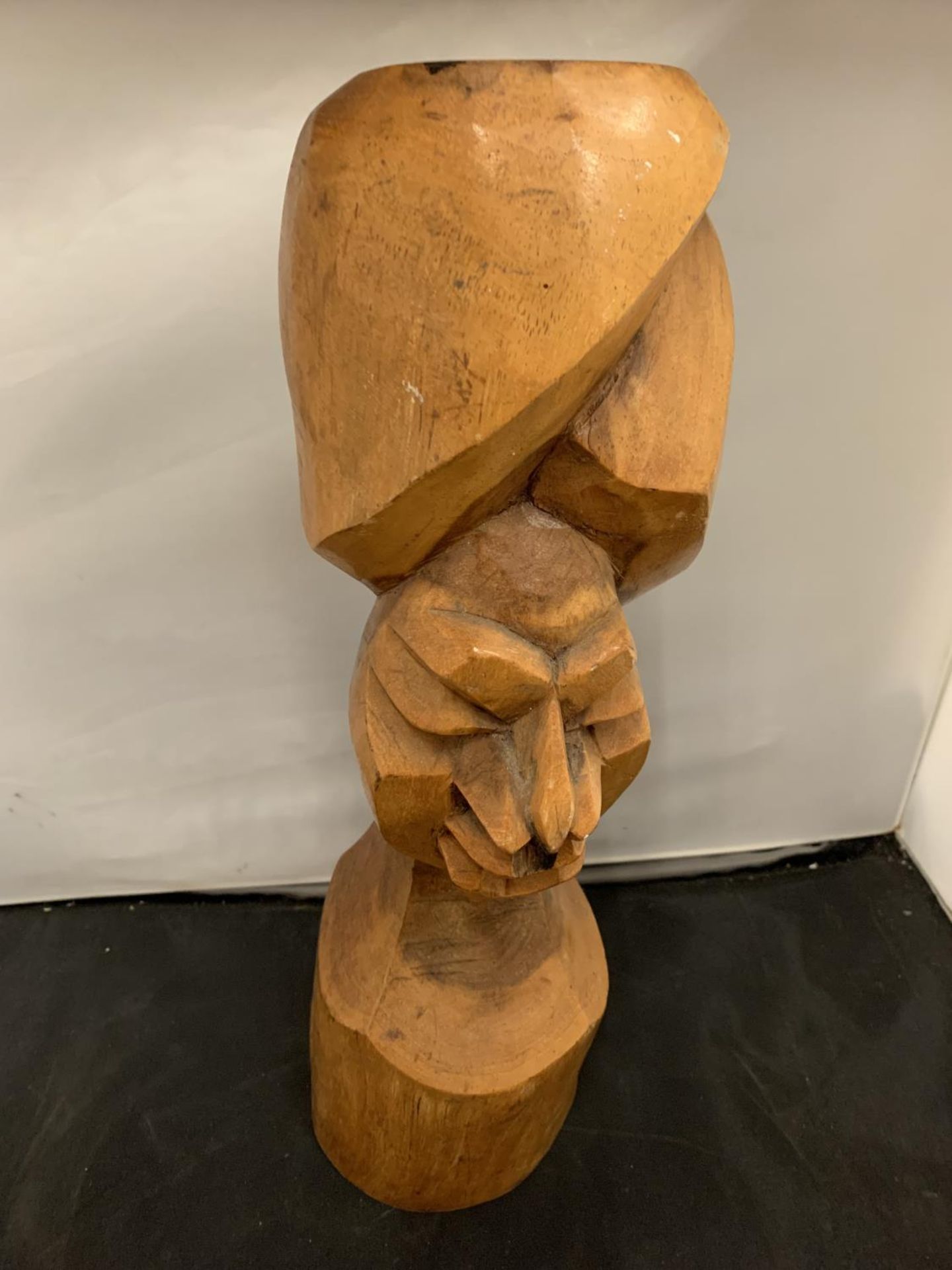 A WOODEN CARVED AFRICAN WOMAN'S HEAD, H-43CM