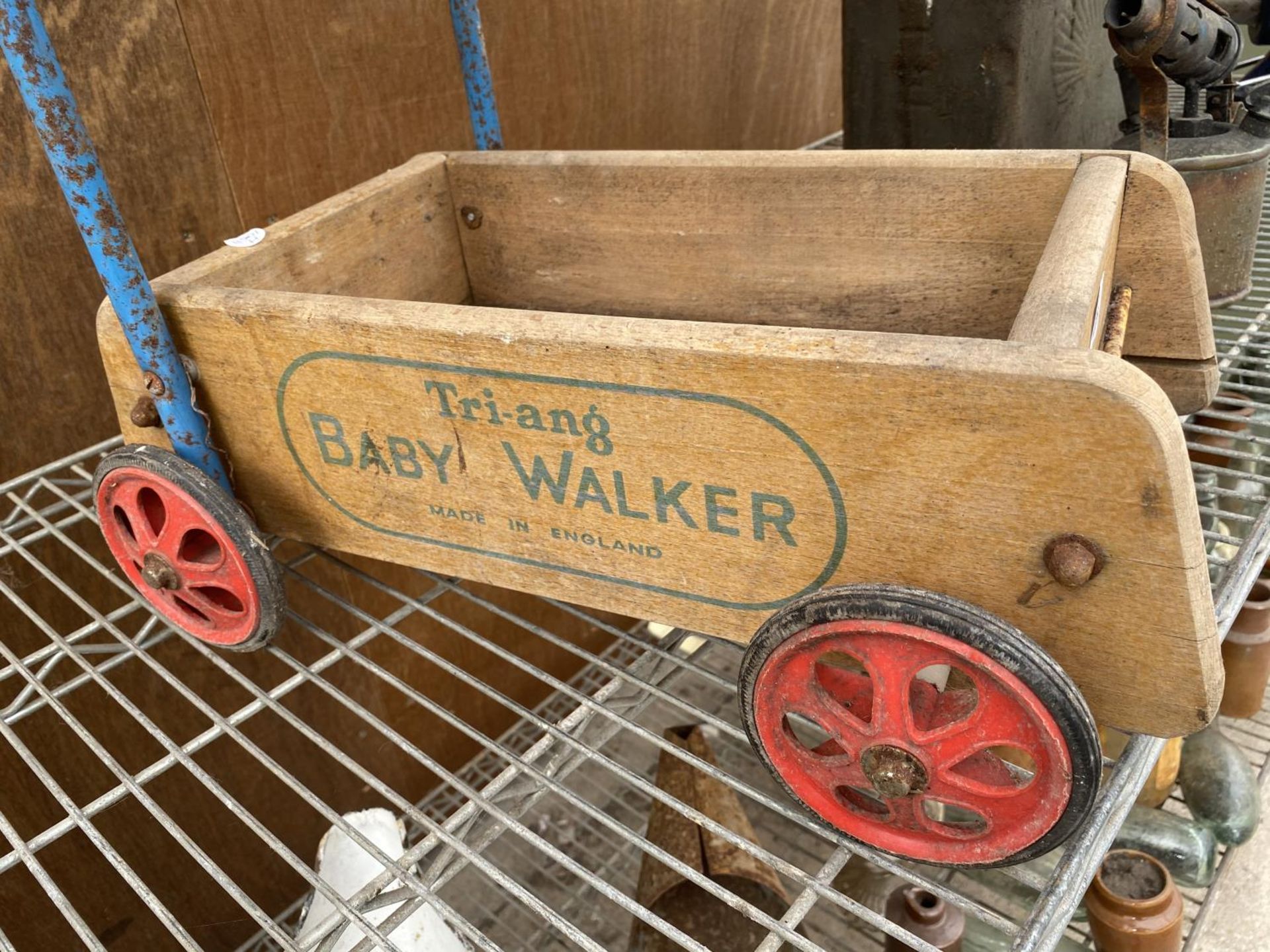 A VINTAGE CHILDRENS PUSH ALONG CART - Image 2 of 3