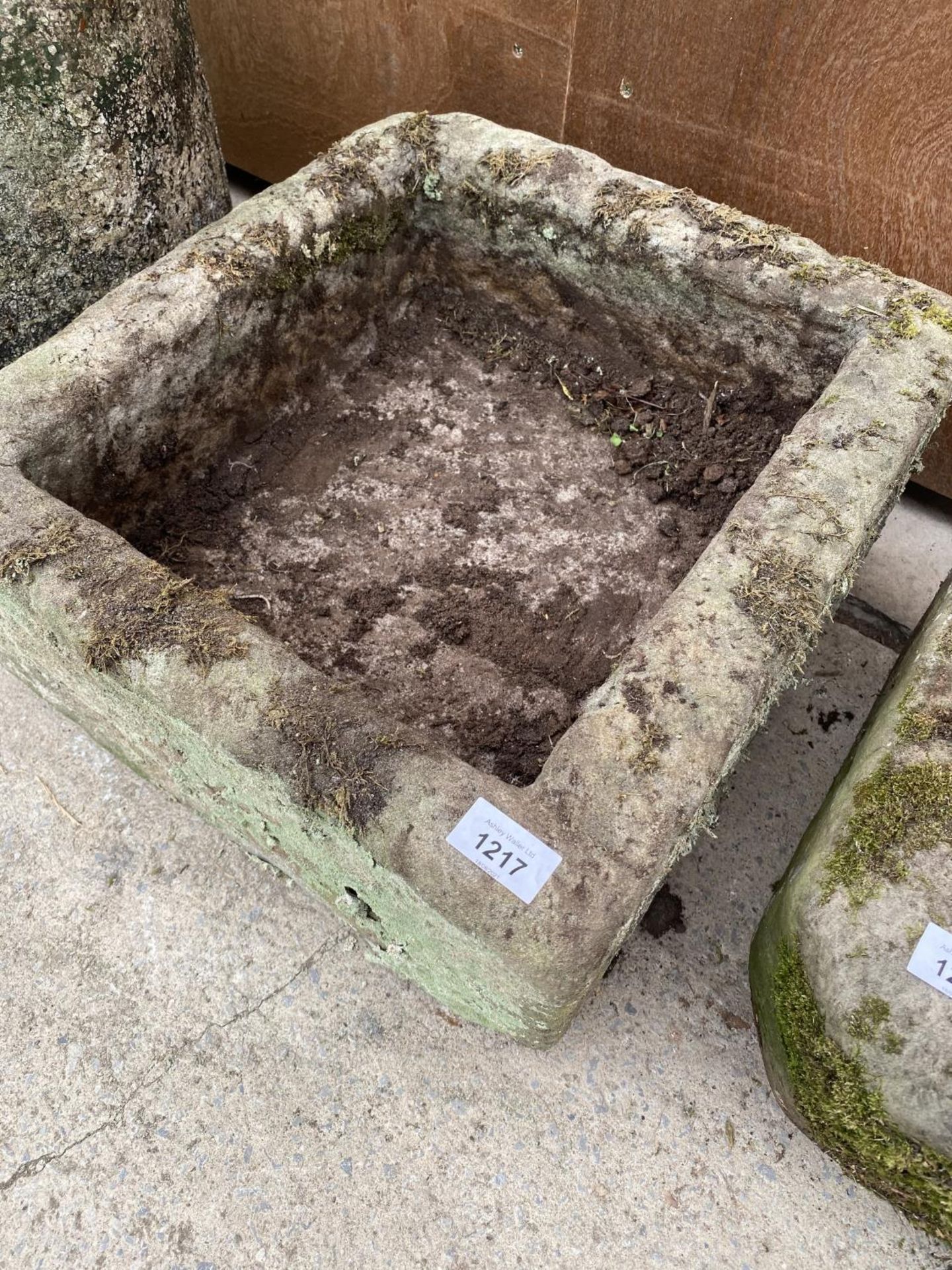 A SMALL VINTAG STONE TROUGH (L:40CM W:43CM PLANT DEPTH:13CM) - Image 7 of 8