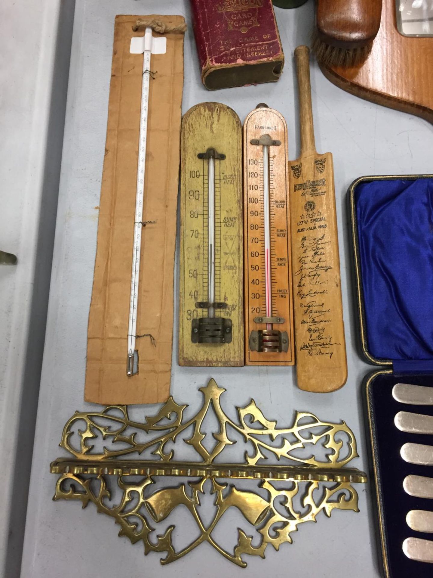 A SELECTION OF ITEMS TO INCLUDE THERMOMETERS, WALL MIRROR WITH BRUSHES AND A SET OF BOXED KNIVES - Image 3 of 6