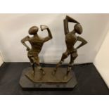 A BRONZE SCULPTURE OF TWO SALVADOR DALI FIGURES ON A MARBLE BASE H:35CM