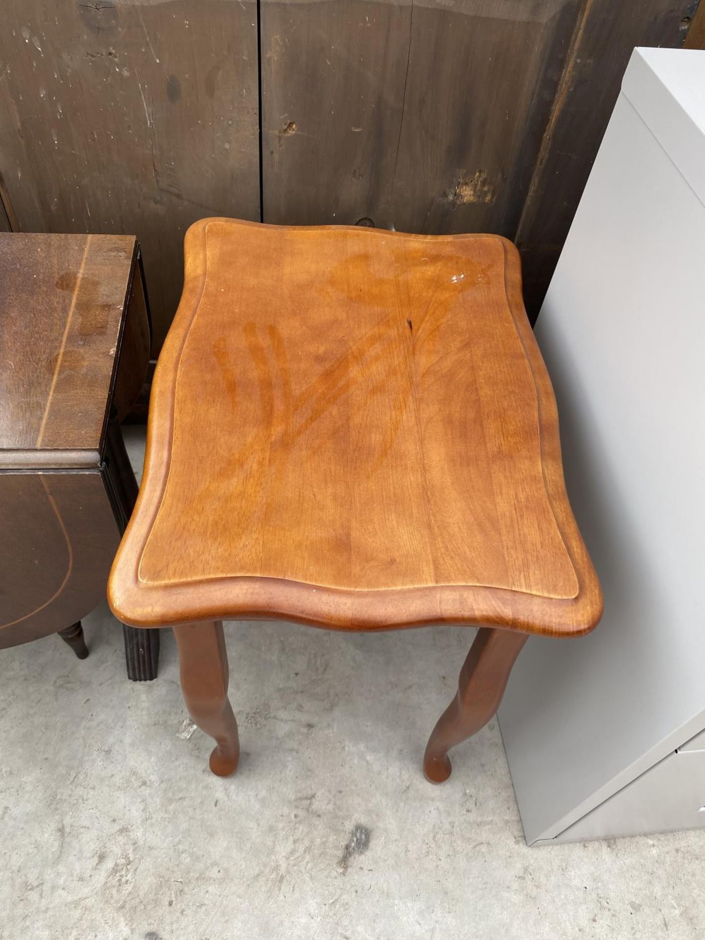 A REPRODUCTION DROP-LEAF TABLE AND LAMP TABLE - Image 2 of 3