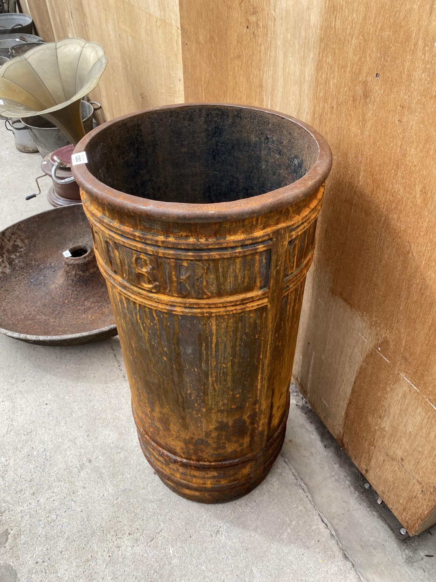 A VINTAGE HEAVY CAST IRON DECORATIVE LITTER BIN/GARDEN PLANTER - Image 4 of 6