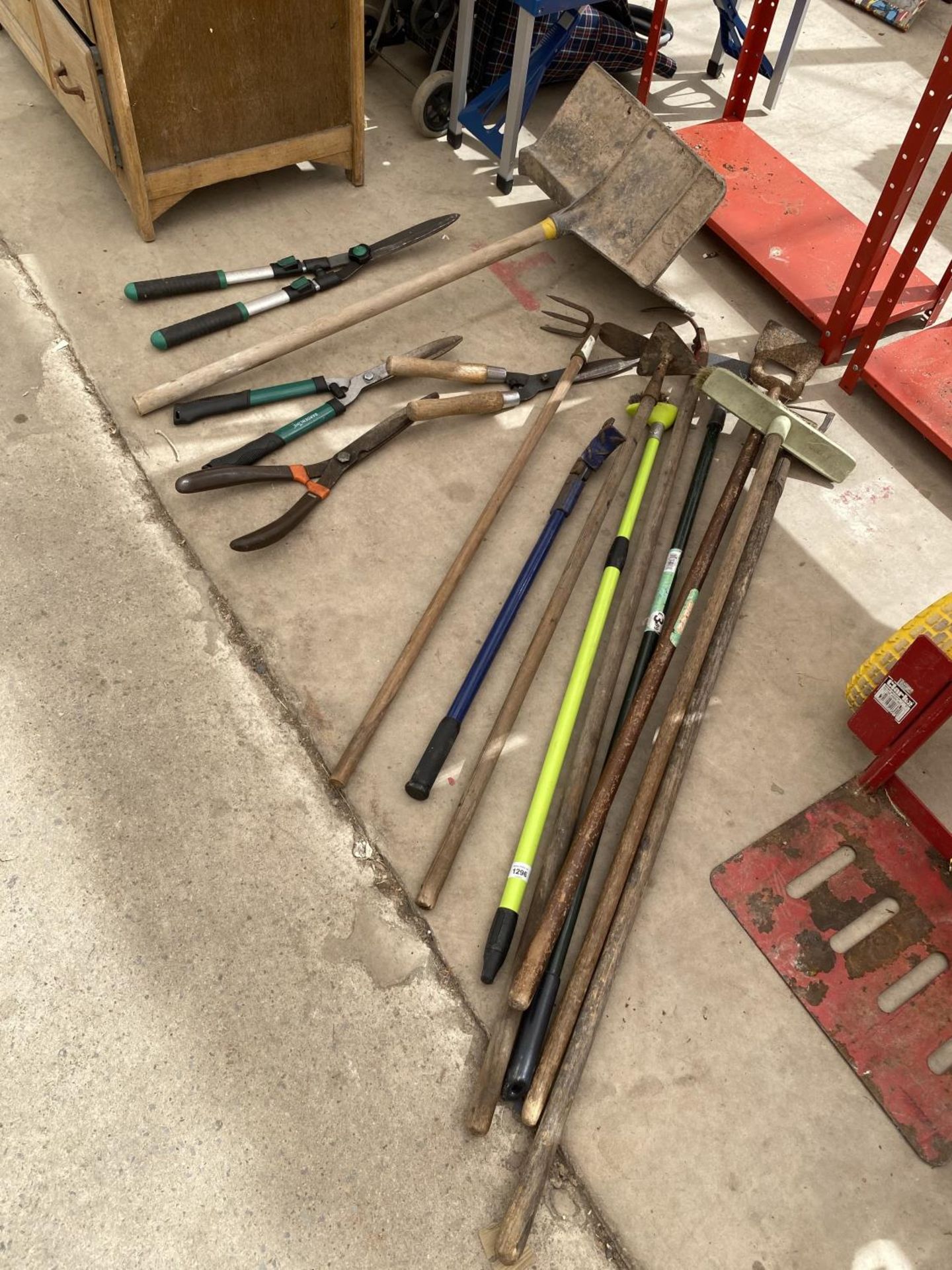 AN ASSORTMENT OF GARDEN TOOLS TO INCLUDE A BRICK HOD, SHEARS AND HOES ETC - Image 4 of 4