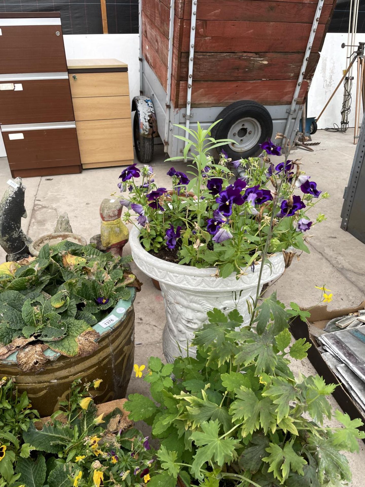 AN ASSORTMENT OF CERAMIC AND PLASTIC GARDEN PLANTERS - Image 4 of 4