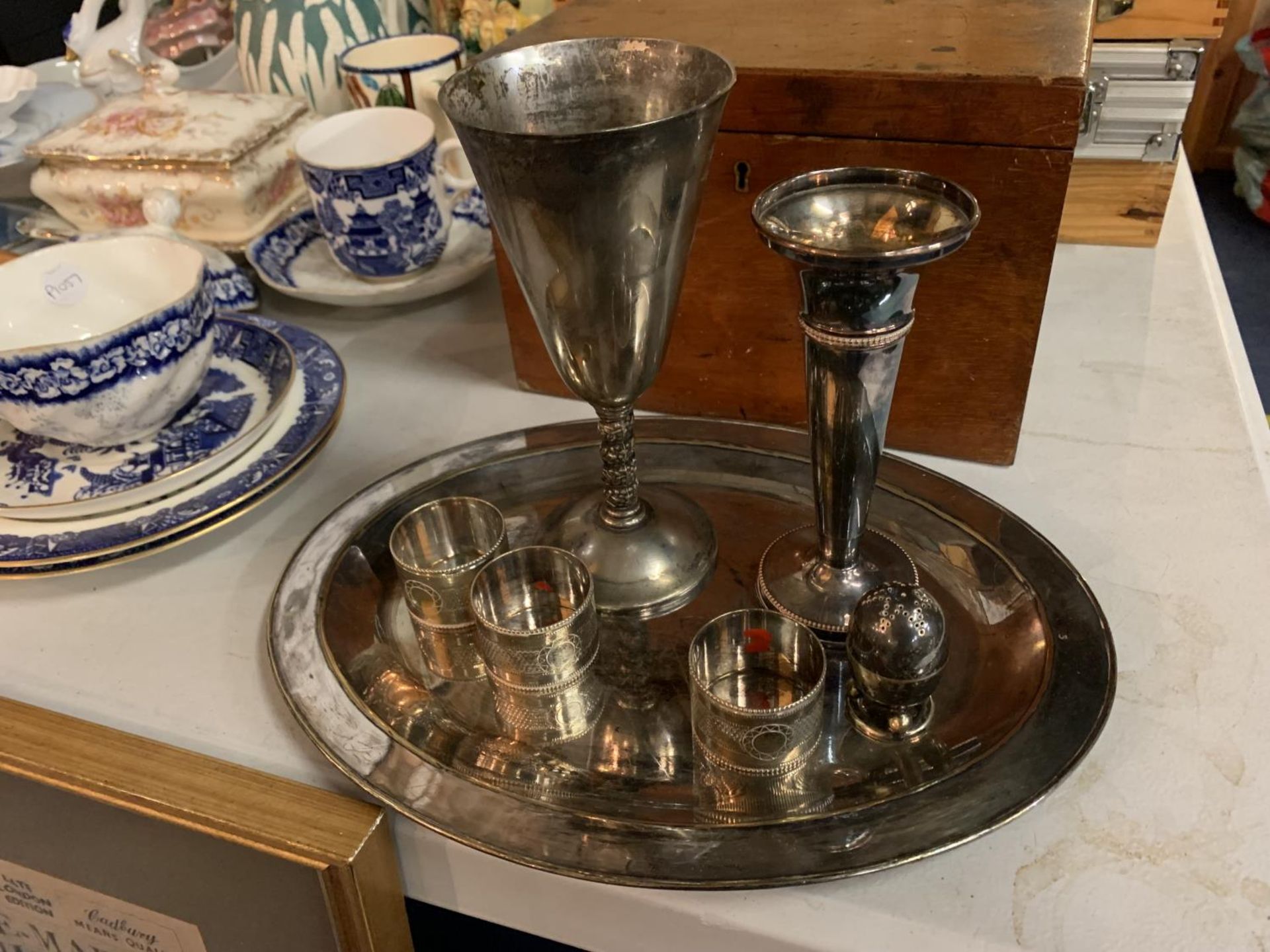 A SMALL COLLECTION OF SILVER PLATED ITEMS TO INCUDE NAPKIN RINGS AND A WOODEN TEA CADDY BOX - Image 2 of 4