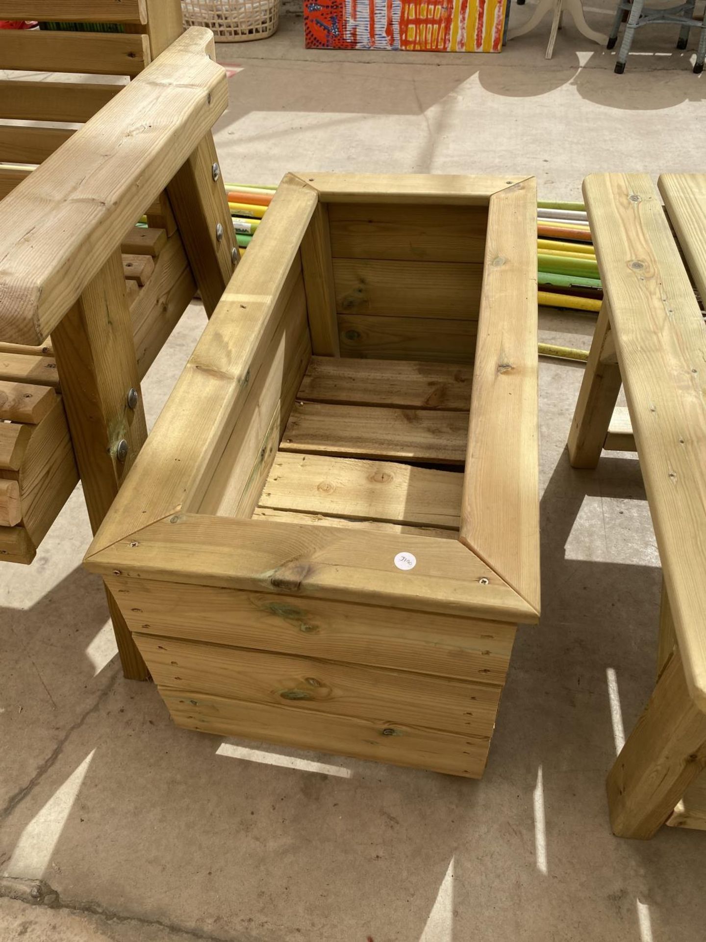 A WOODEN GARDEN FURNITURE SET TO INCLUDE A TWO SEATER BENCH, A CHAIR, A PLANTER AND A SIDE TABLE - Image 3 of 5