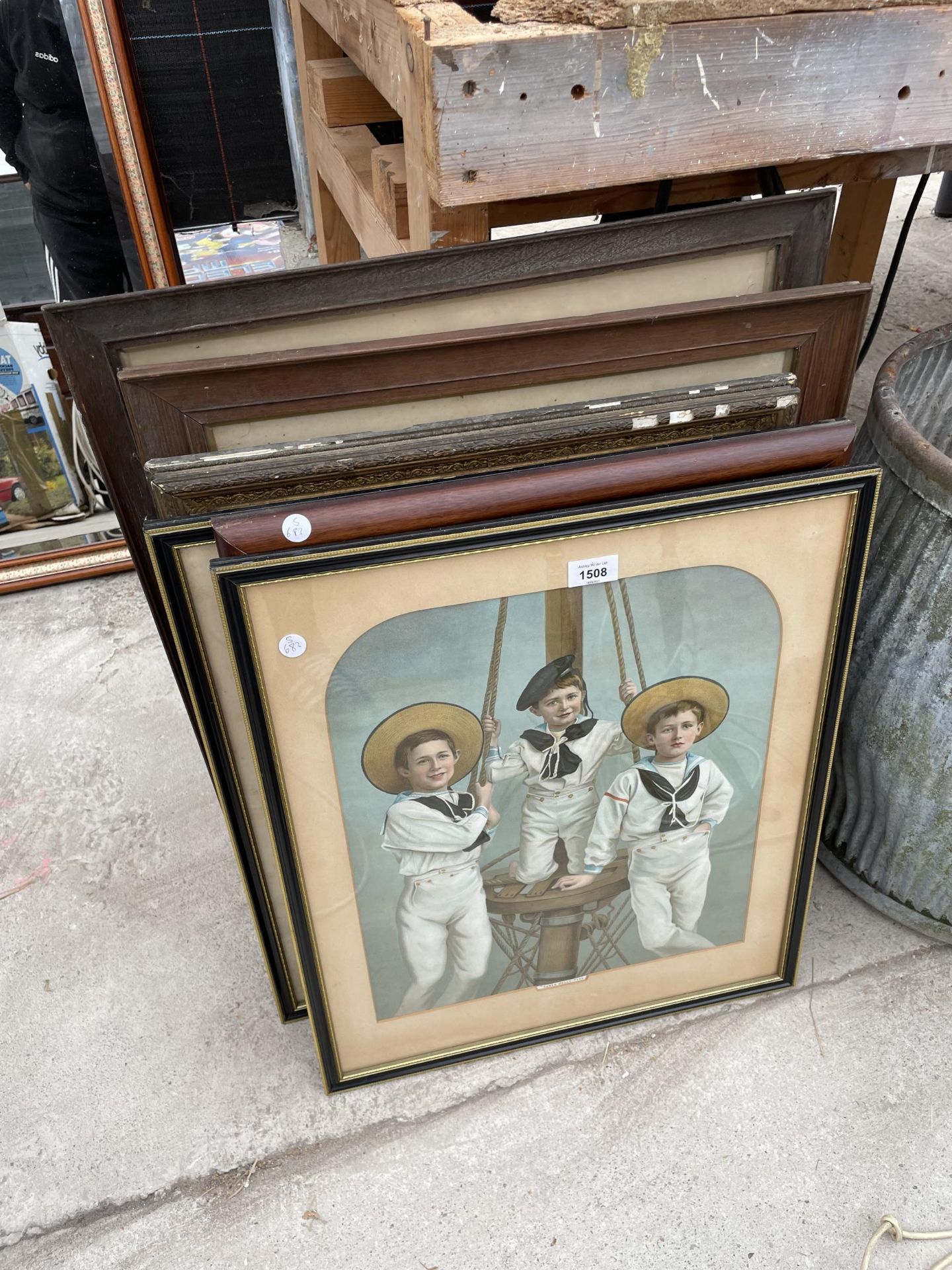 AN ASSORTMENT OF VINTAGE FRAMED PRINTS AND PICTURES