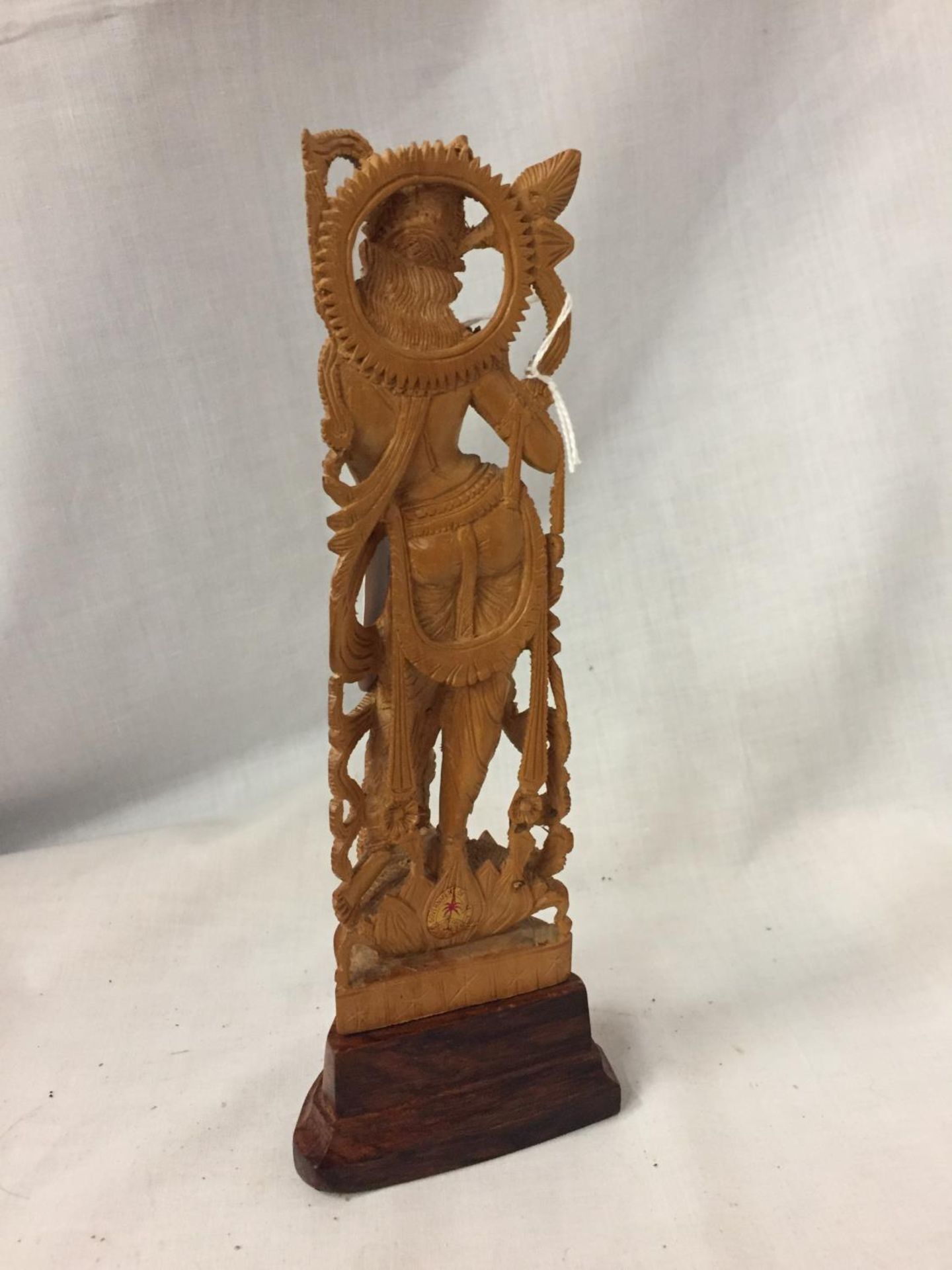 A CARVED BALINESE FIGURE 23CM HIGH - Image 2 of 3