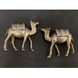 A PAIR OF METAL CAMEL ORNAMENTS, HEIGHT 7.5CM