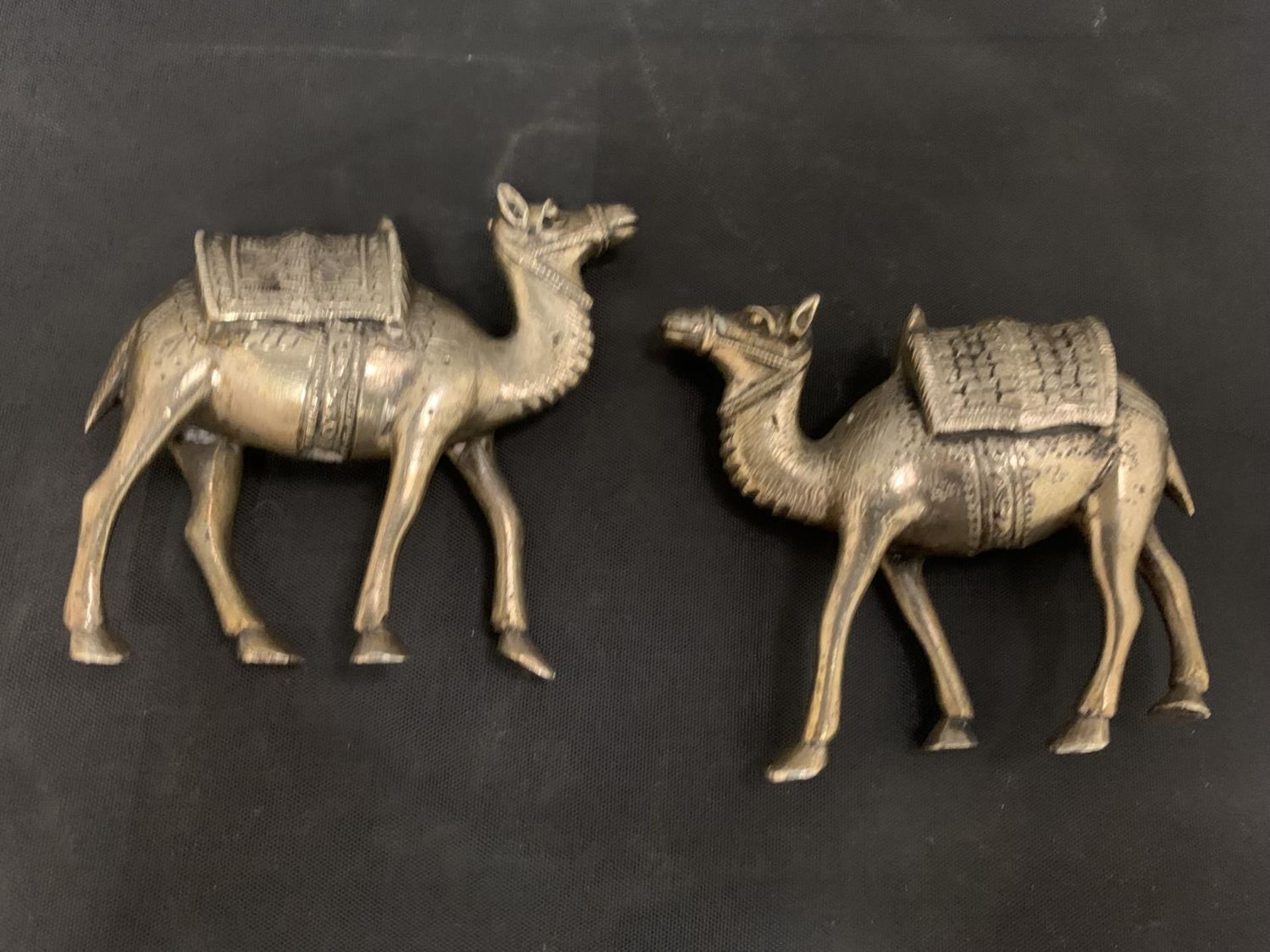 A PAIR OF METAL CAMEL ORNAMENTS, HEIGHT 7.5CM