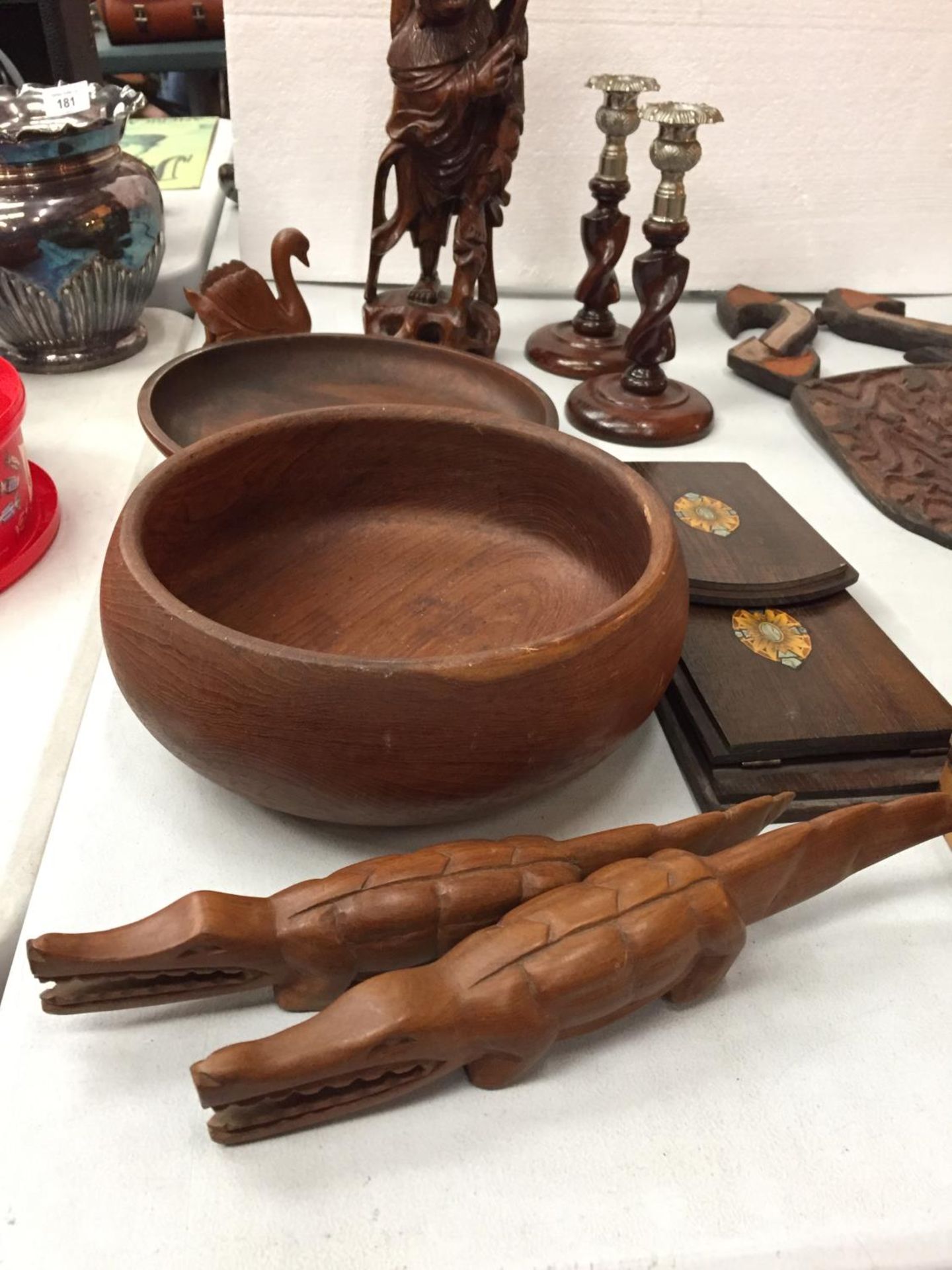 A SELECTION OF TREEN TO INCLUDE A BOOK STAND, A PAIR OF CANDLESTICKS, TRIBAL FIGURINES AND A - Image 3 of 5