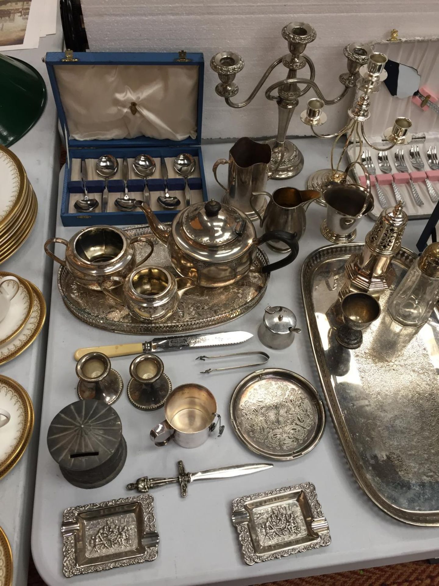 A LARGE COLLECTION OF WHITE METAL WARE TO INCLUDE CANDLE STICKS, TEA POTS, CRUET, FLATWARE AND TRAYS - Image 2 of 4