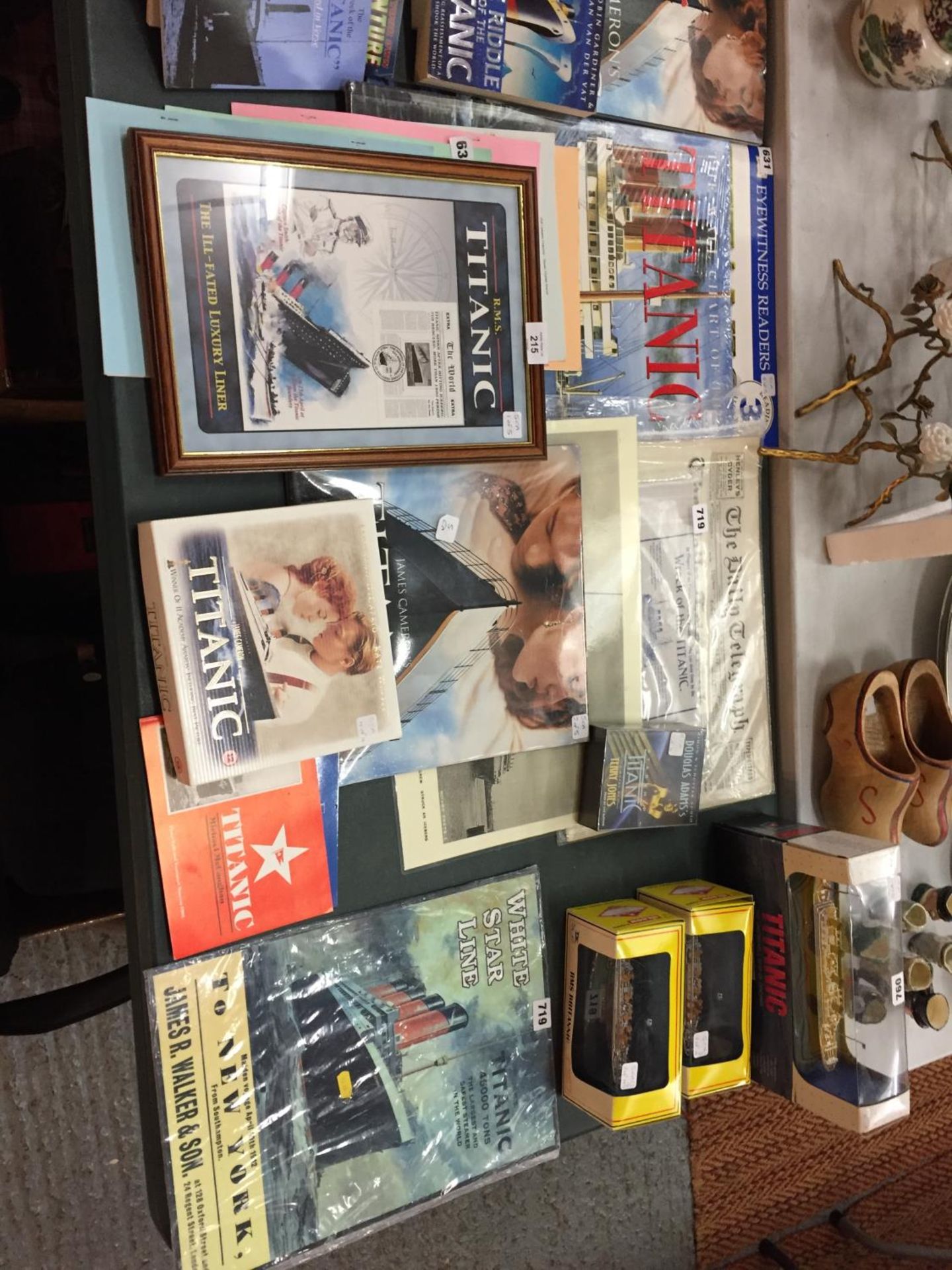 A VERY LARGE COLLECTION OF TITANIC MEMORABILLA TO INCLUDE THREE BOXED TITANIC MODELS , VARIOUS BOOKS - Image 3 of 7