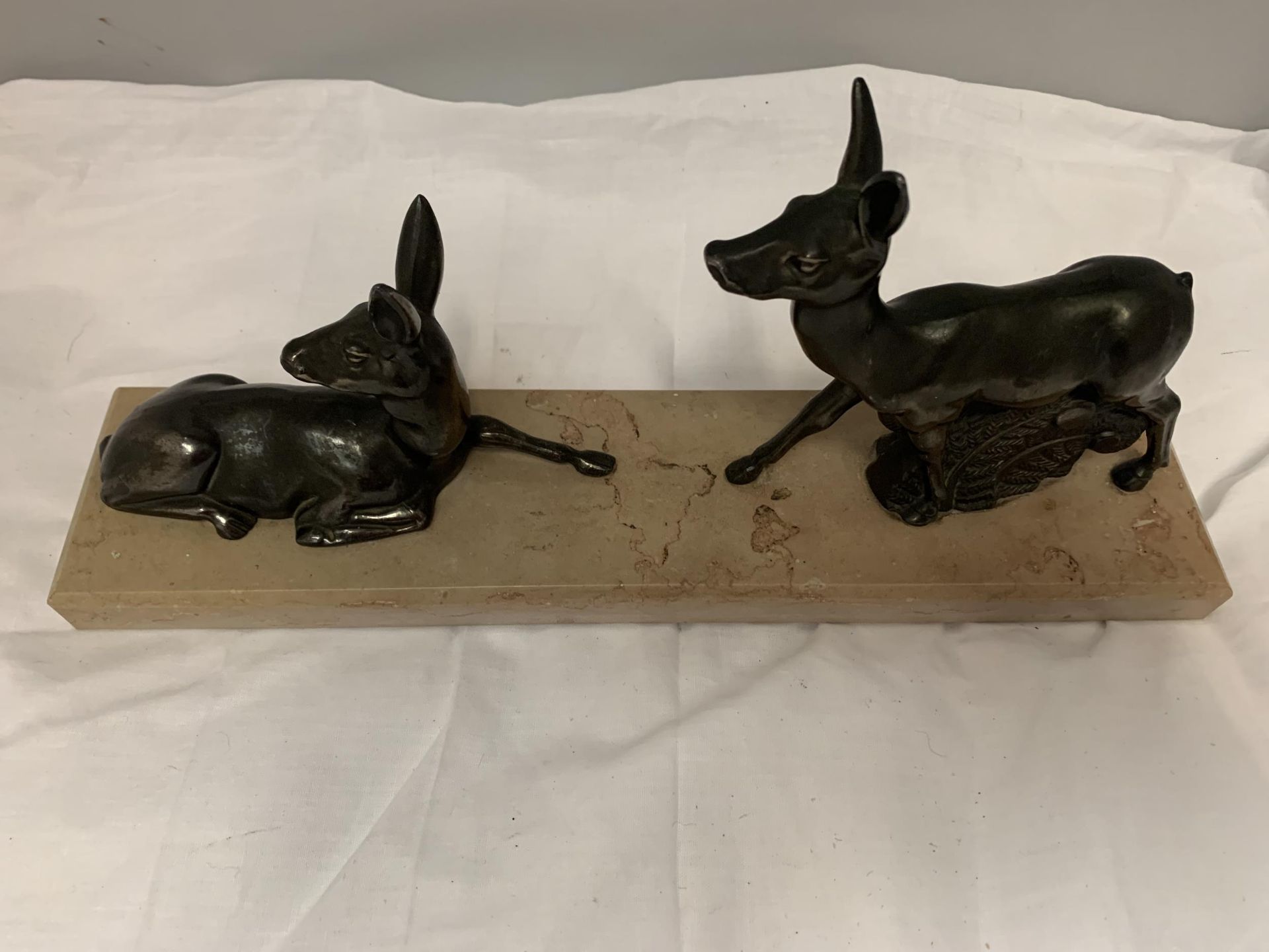 A PAIR OF ART DECO BRONZE STAGS ON A MARBLE BASE, 16CM HEIGHT X 35CM LENGTH - Image 4 of 4