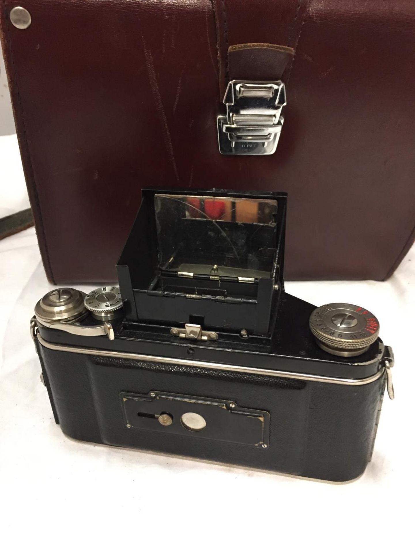 A 1930'S IHAGEE EXACTA CAMERA WITH LEATHER CASE - Image 3 of 4