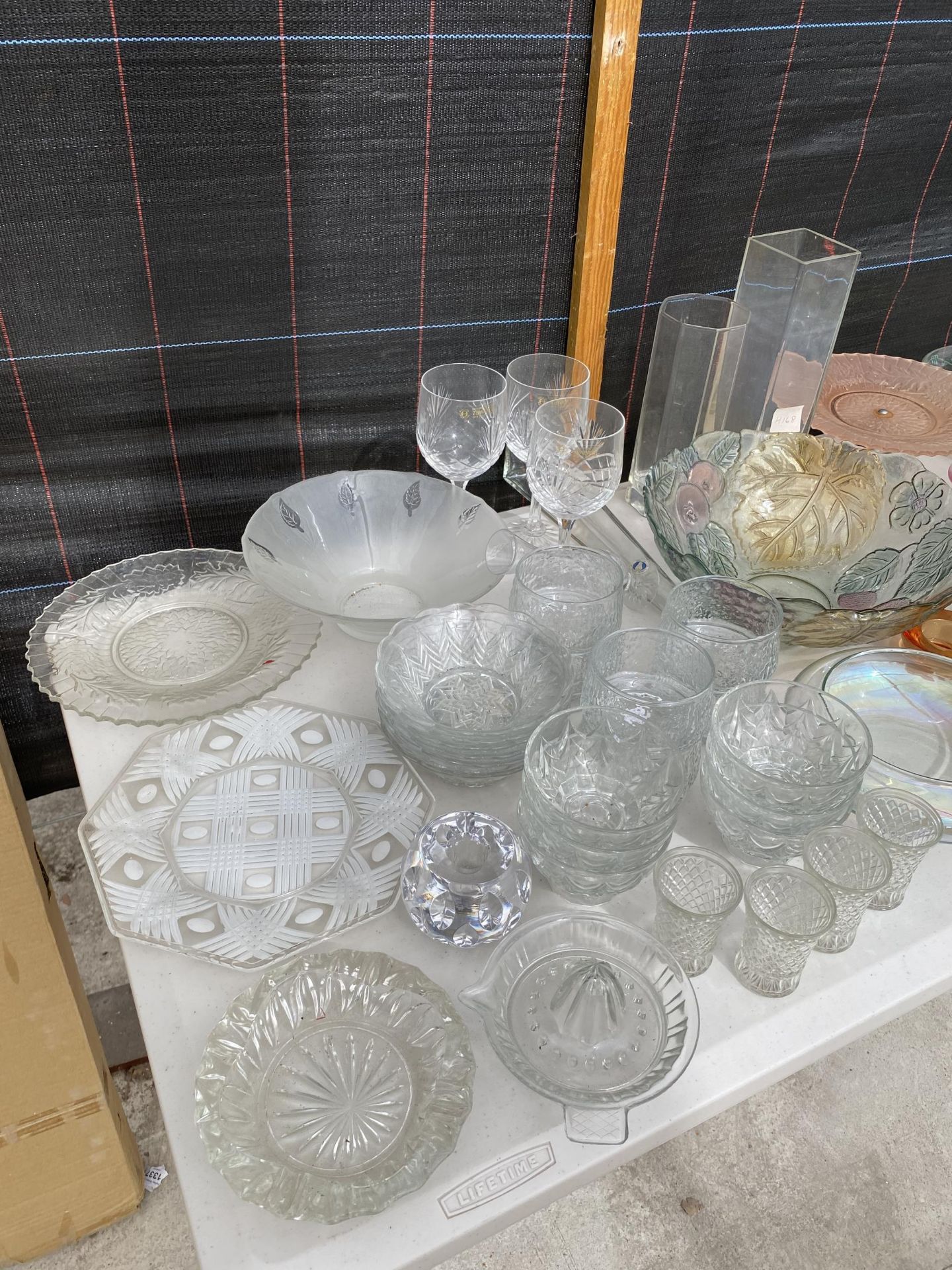 AN ASSORTMENT OF GLASS WARE TO INCLUDE A PIUNCH BOWL, CAKE STAND AND RAMEKINS ETC - Image 4 of 4