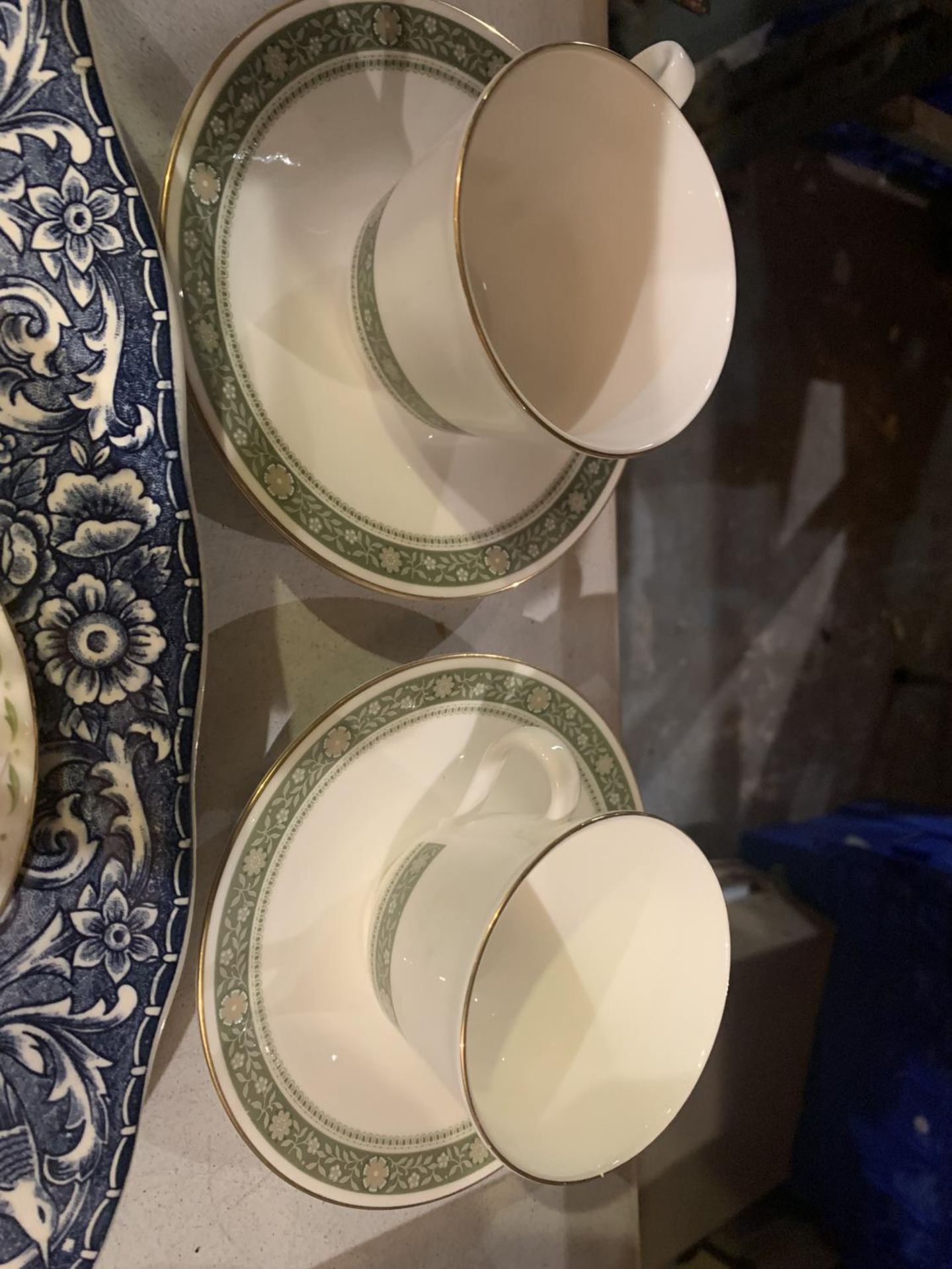 A COLLECTION OF CERAMICS TO INCLUDE A LRGE BLUE AND WHITE MEAT PLATE, ROYAL DOULTON RONDALAY CUPS - Image 2 of 4