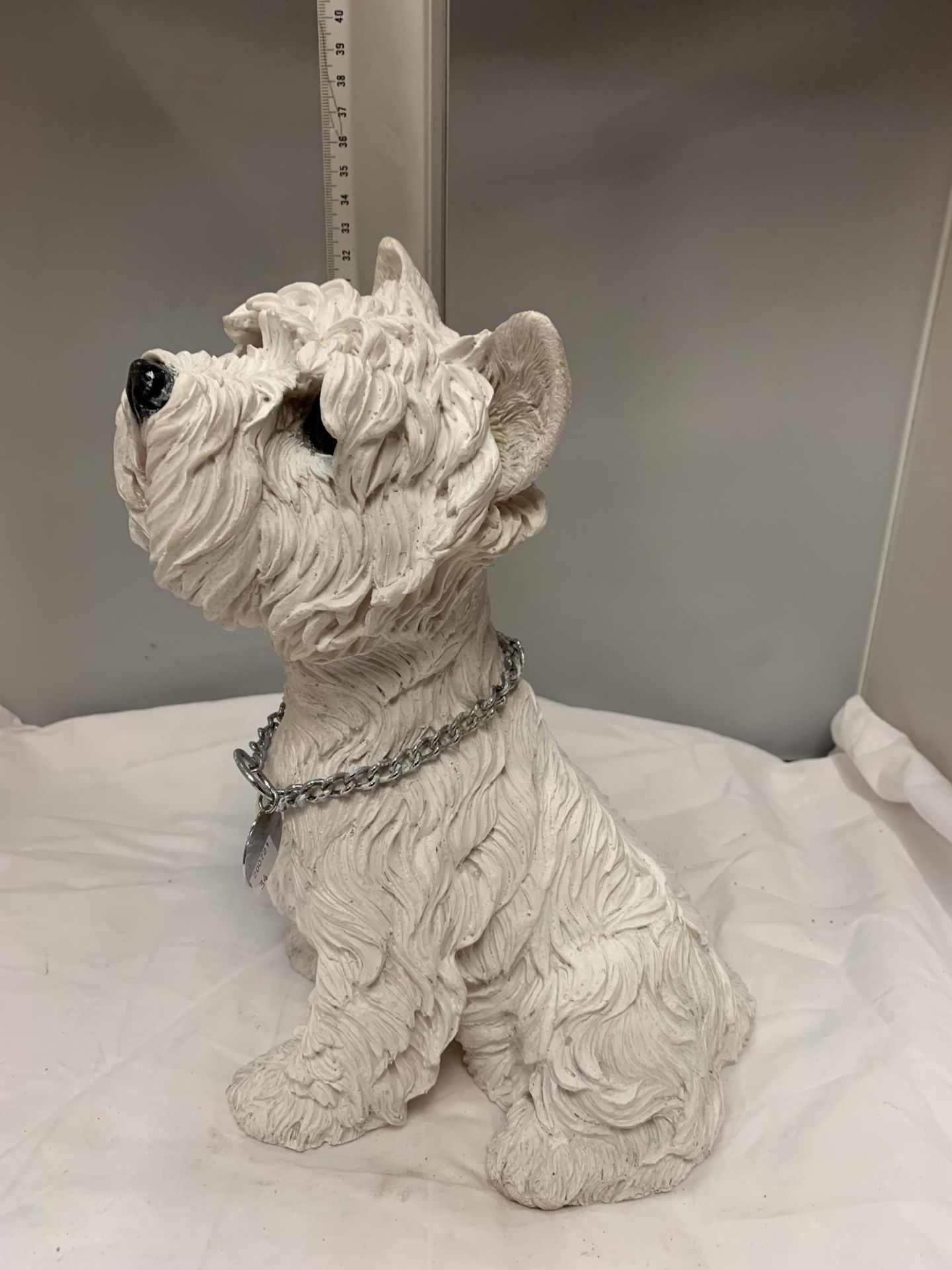 A LARGE CERAMIC WEST HIGHLAND TERRIER WITH A NECK CHAIN - Image 4 of 4