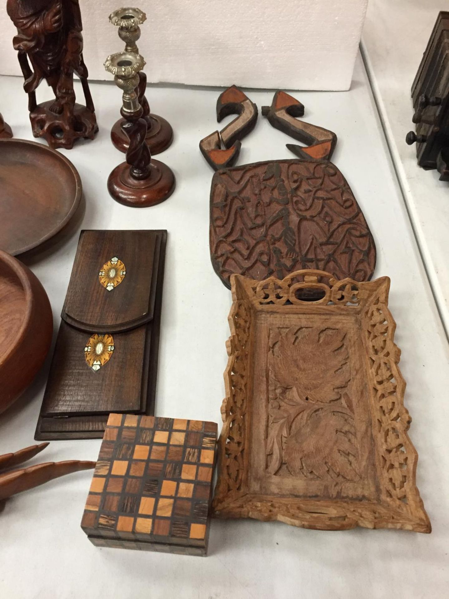 A SELECTION OF TREEN TO INCLUDE A BOOK STAND, A PAIR OF CANDLESTICKS, TRIBAL FIGURINES AND A - Image 4 of 5