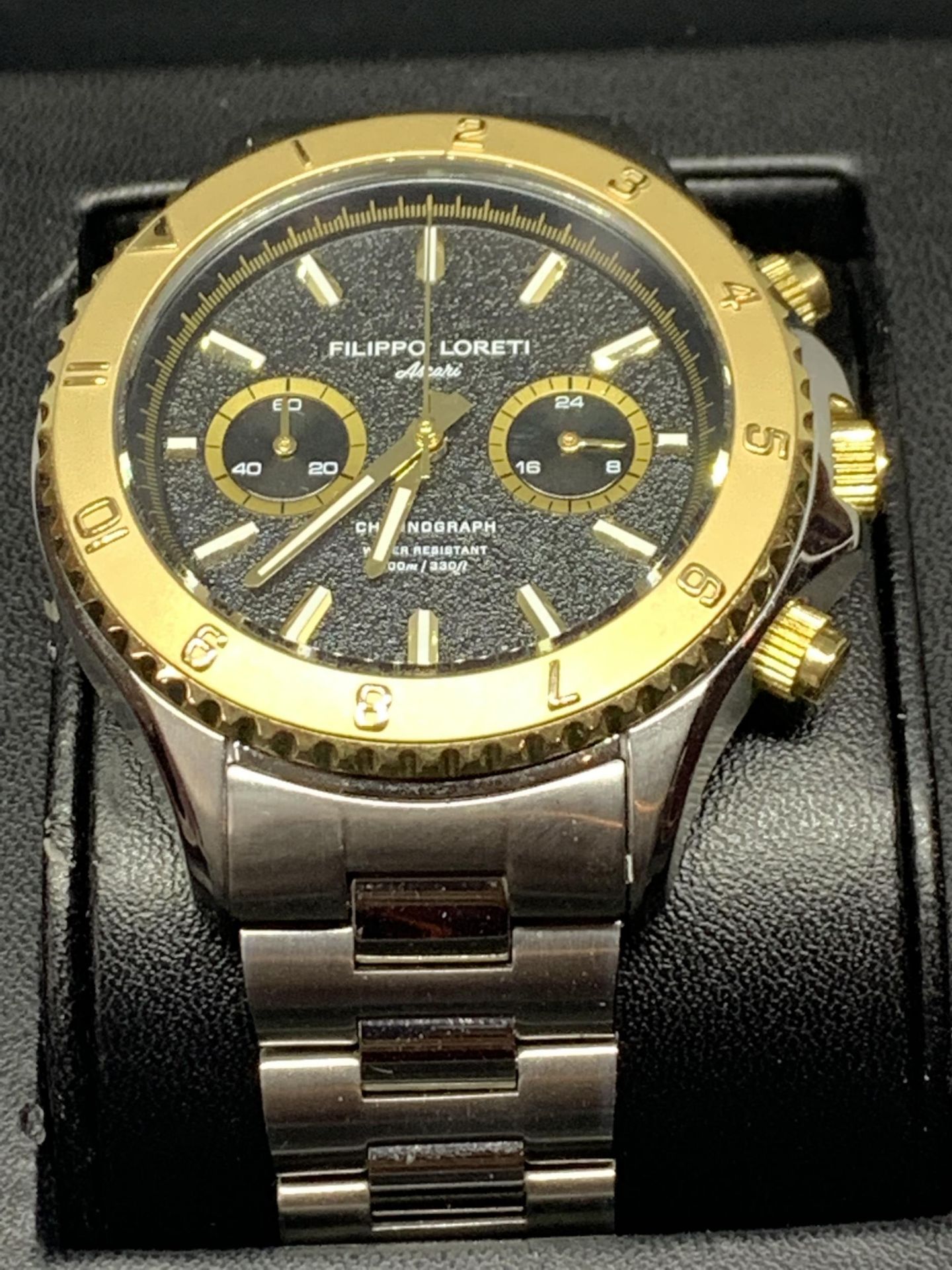 A FILIPPO LORETI CHRONOGRAPH WATCH WITH WHITE METAL STRAP AND A YELLOW METAL DIAL IN A - Bild 2 aus 3