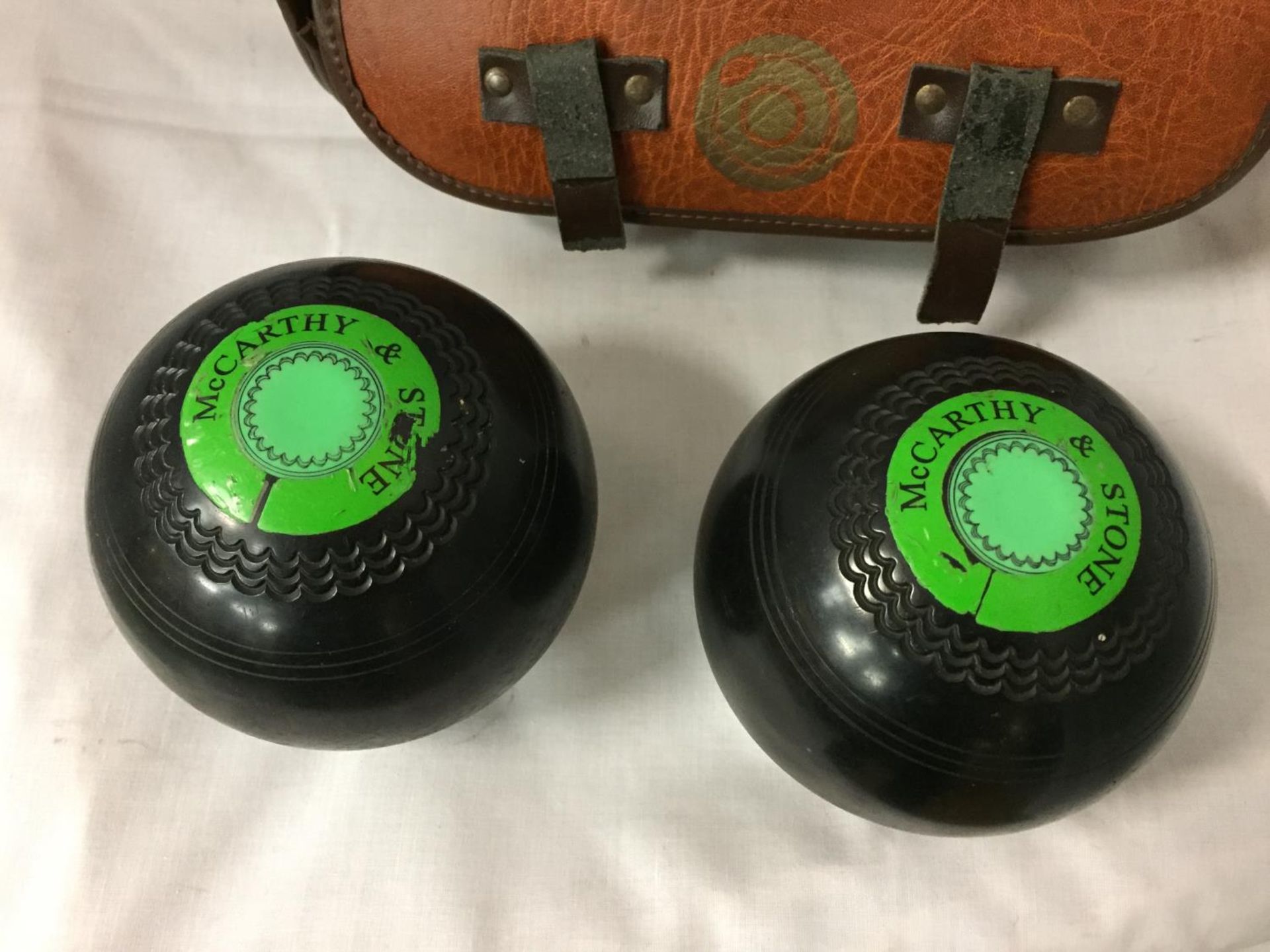 A PAIR OF TAYLOR TRIPLE CROWN BOWLS IN CARRYING CASE - Image 3 of 5