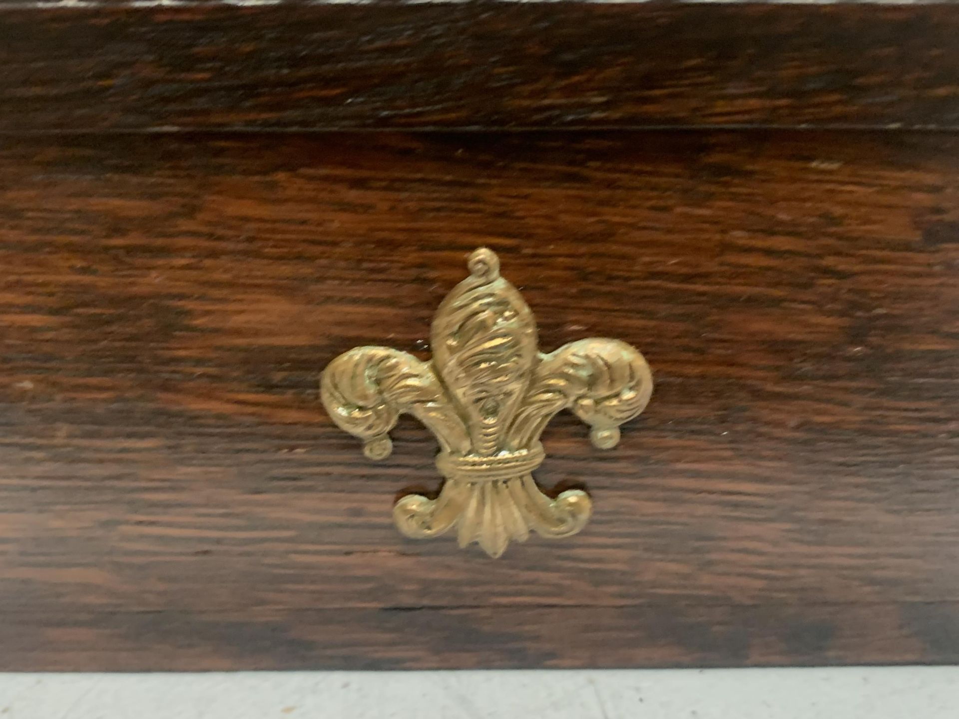 AN ORNATE WOODEN BOX WITH THE MANCHESTER COAT OF ARMS TO THE LID IN YELLOW METAL AND A FURTHER WHEAT - Image 2 of 5