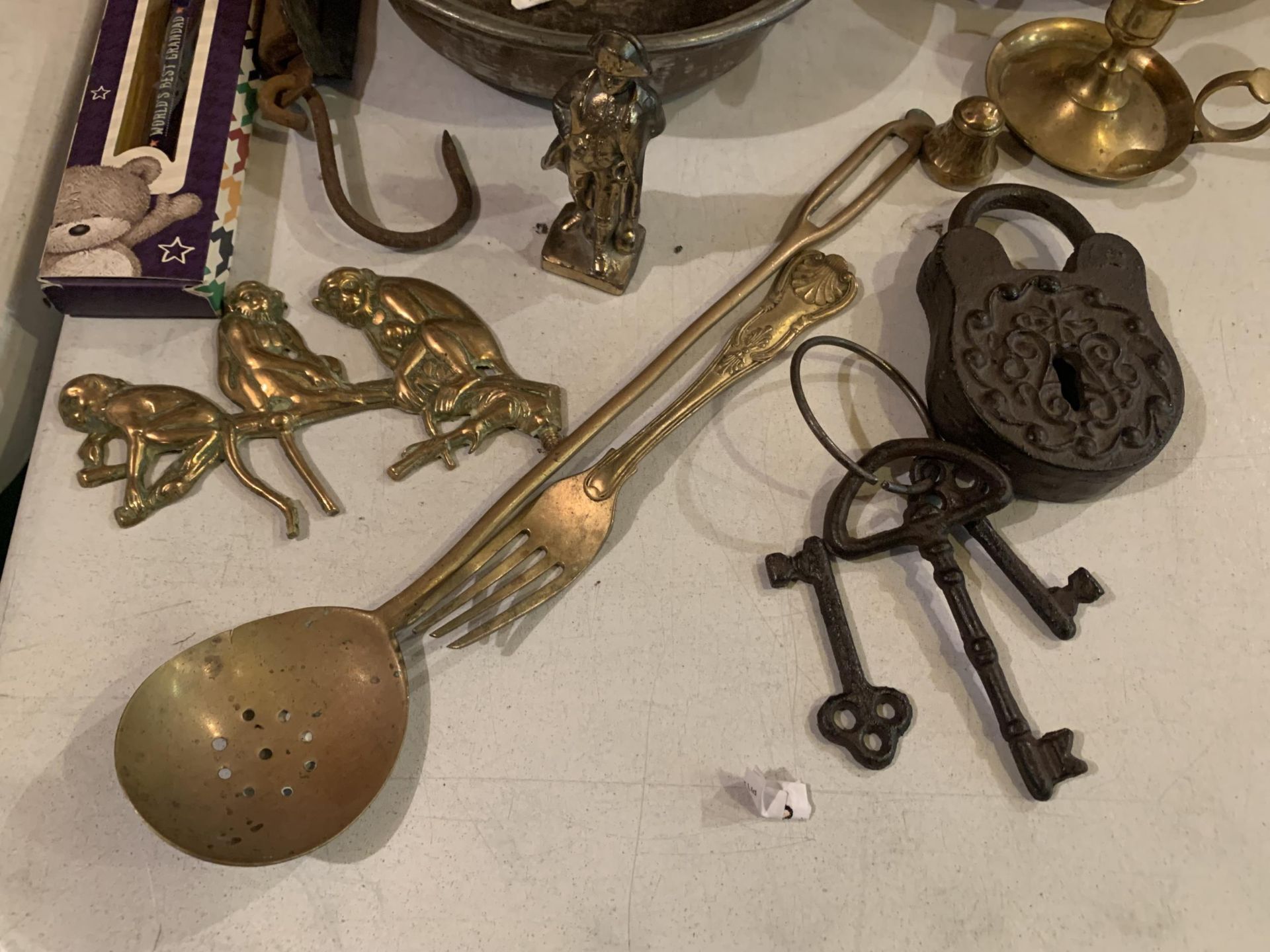 A MIXED SELECTION TO INCLUDE SOME BRASS ITEMS , A DECORATIVE VINTAGE LOCK AND THREE KEYS - Image 2 of 4