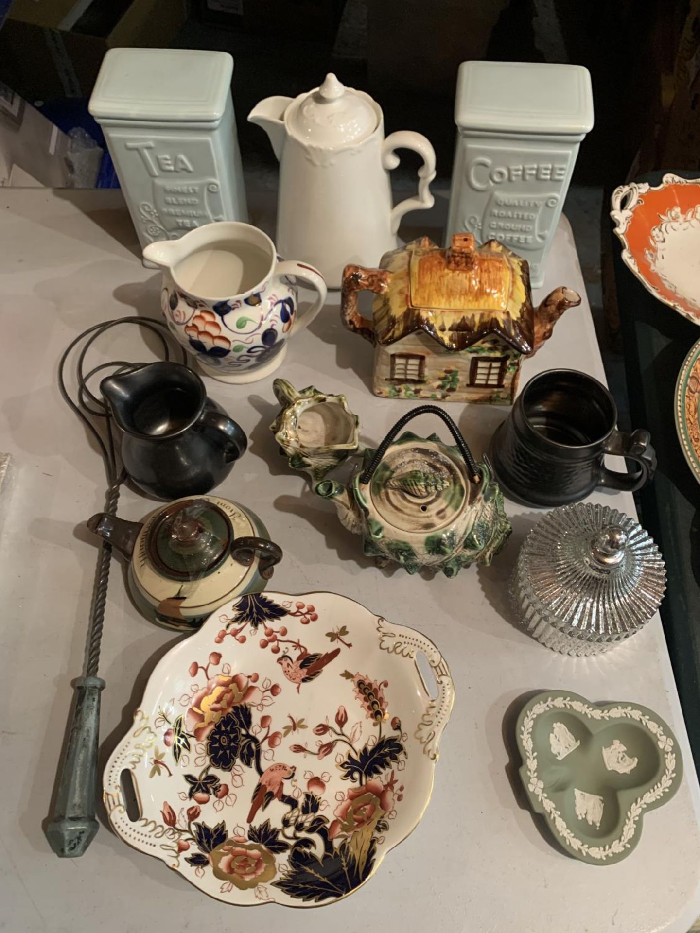 A COLLECTION OF CERAMICS TO INCLUDE JASPER WARE, TORQUAY WARE ETC