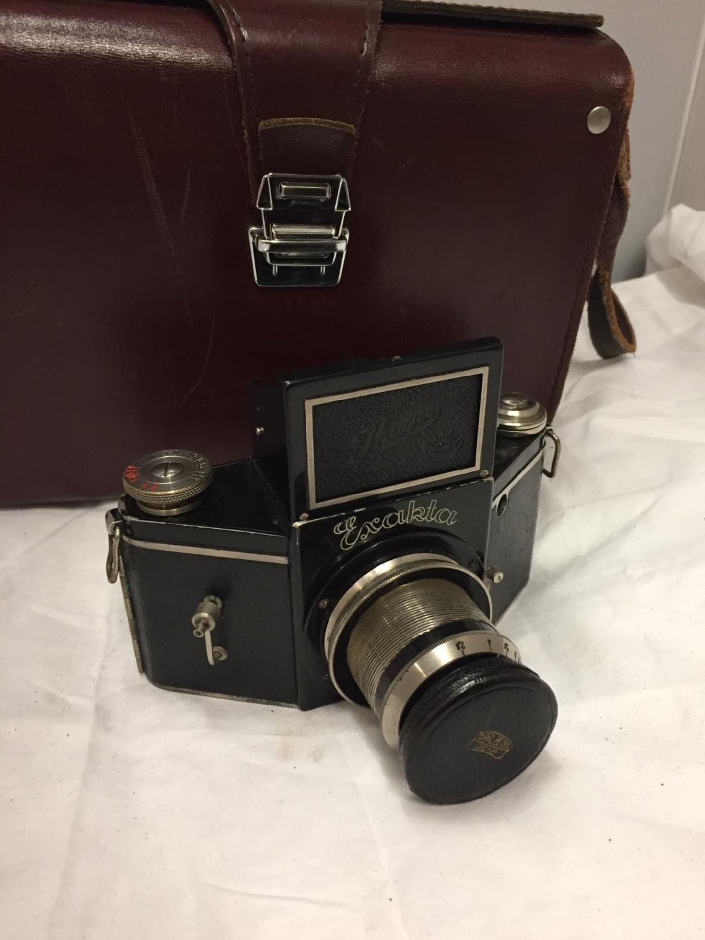 A 1930'S IHAGEE EXACTA CAMERA WITH LEATHER CASE - Image 2 of 4