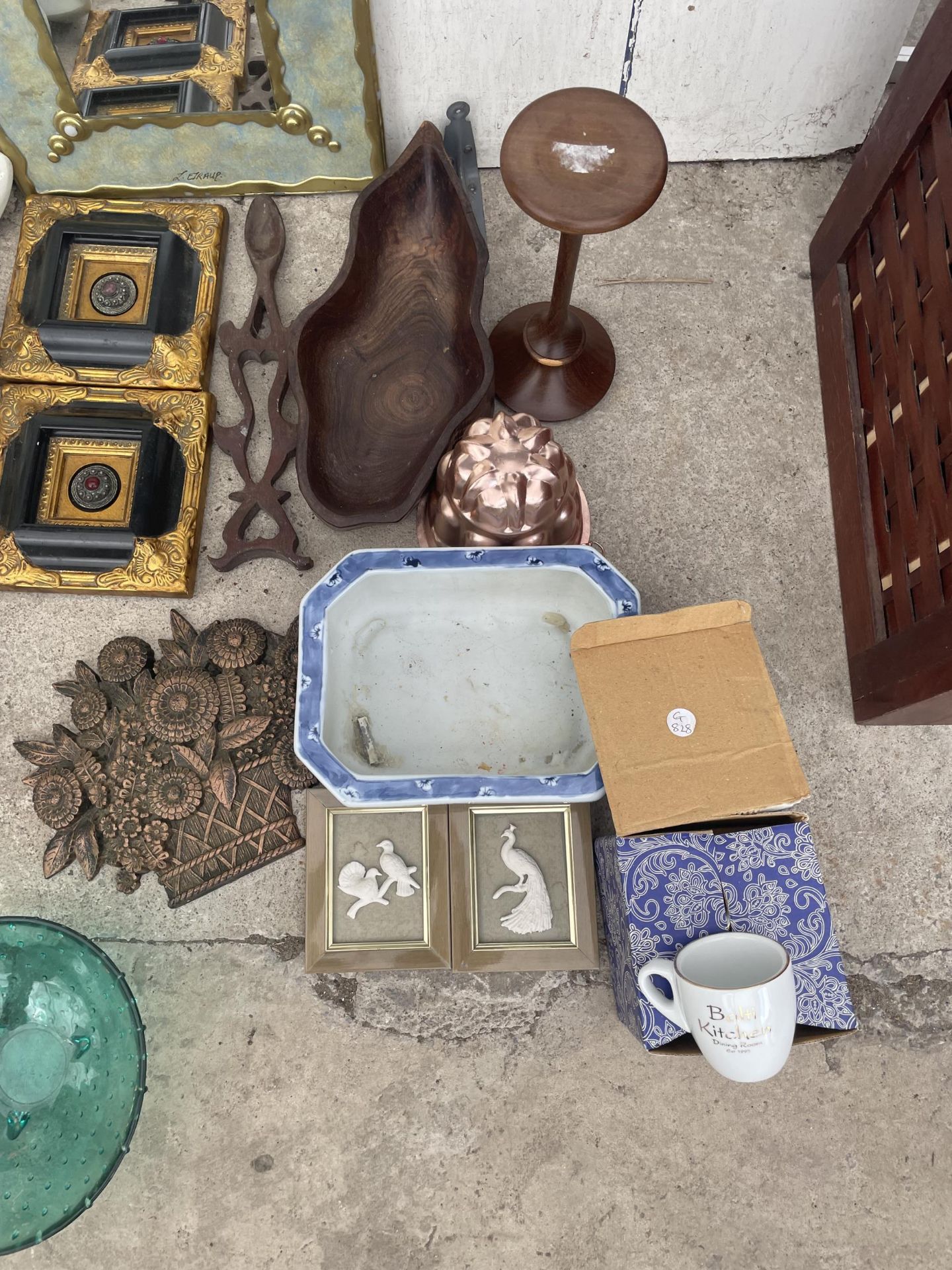AN ASSORTMENT OF ITEMS TO INCLUDE A LUANDRY BIN, GLASS CAKE STANDS AND CERAMIC WARE ETC - Image 5 of 6