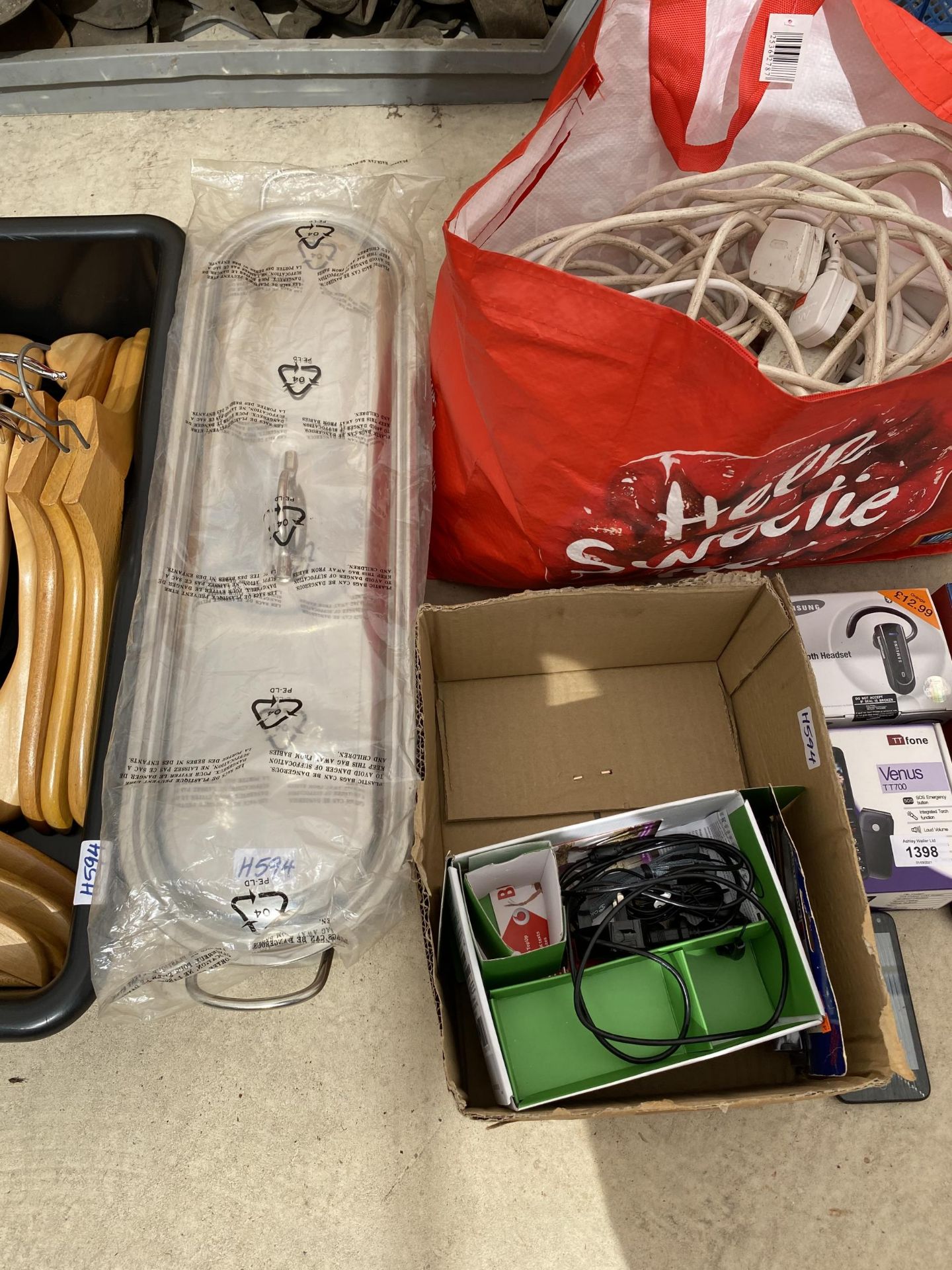 AN ASSORTMENT OF ITEMS TO INCLUDE MOBILE PHONES, COAT HANGERS AND EXTENSION LEADS - Image 3 of 4