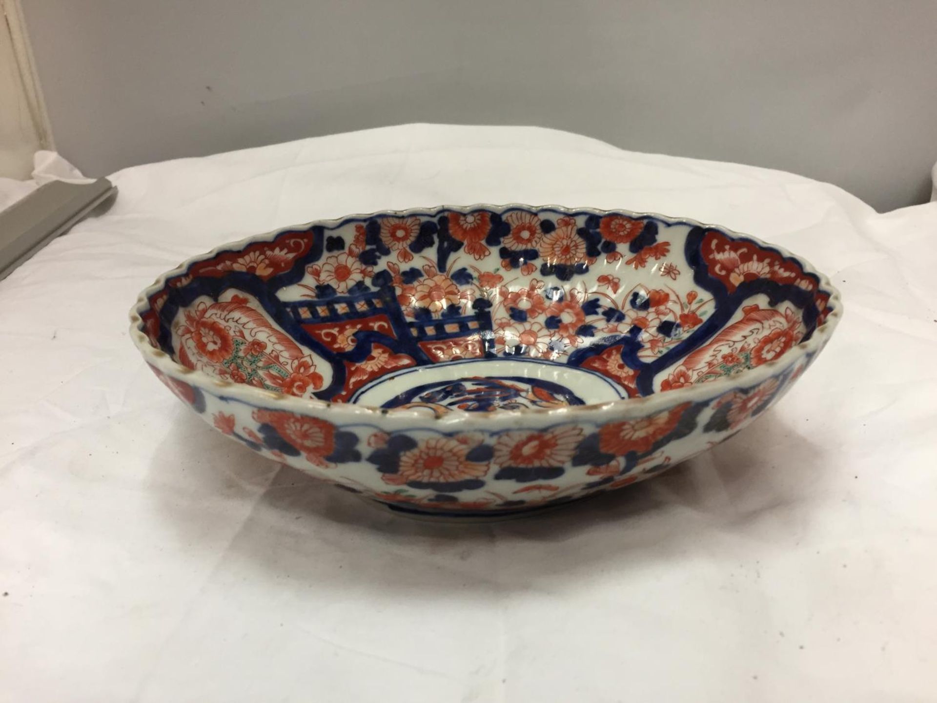 A 19TH CENTURY JAPANESE IMARI PORCELAIN BOWL - Image 2 of 3