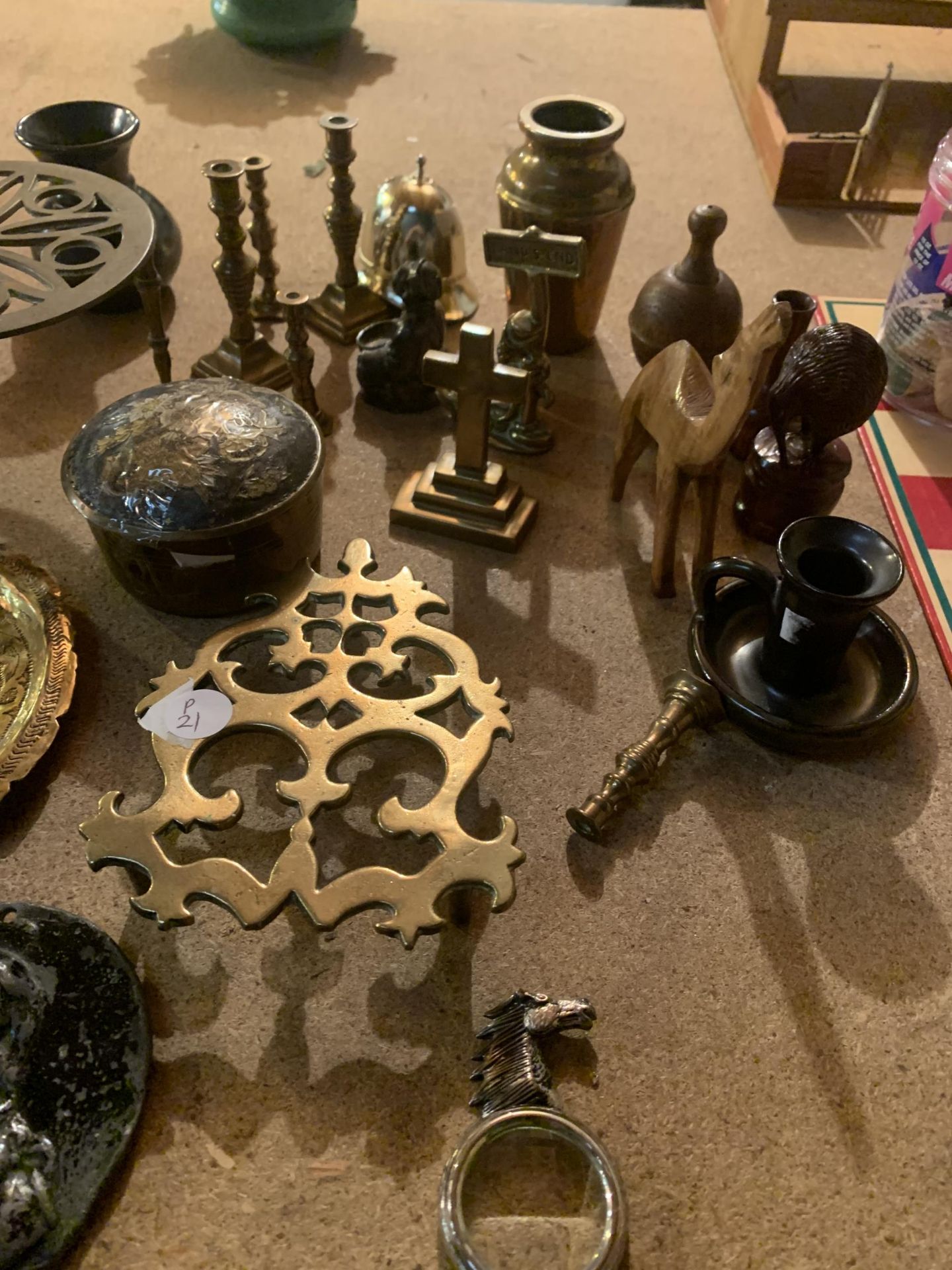 A MIXED SELECTION TO INCLUDE SOME BRASS ITEMS - Image 2 of 3