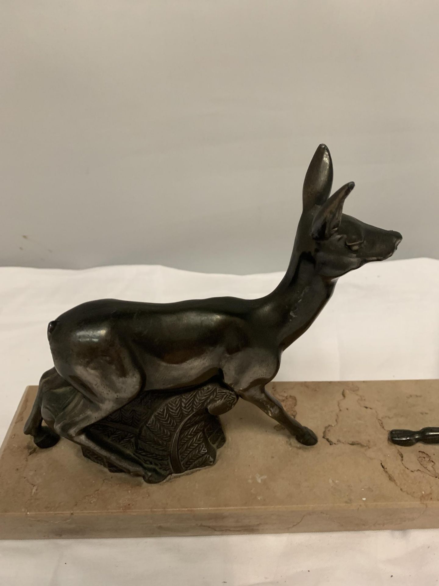 A PAIR OF ART DECO BRONZE STAGS ON A MARBLE BASE, 16CM HEIGHT X 35CM LENGTH - Image 3 of 4