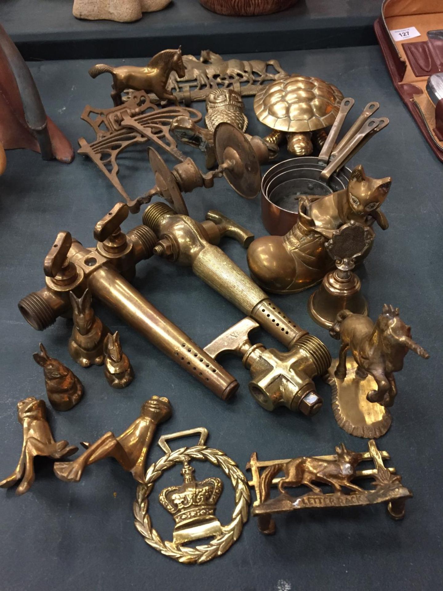 A COLLECTION OF BRASS WARE TO INCLUDE ANIMALS - Image 2 of 3