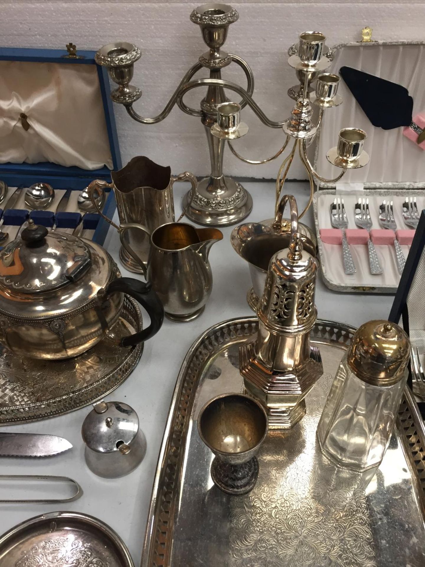 A LARGE COLLECTION OF WHITE METAL WARE TO INCLUDE CANDLE STICKS, TEA POTS, CRUET, FLATWARE AND TRAYS - Image 4 of 4