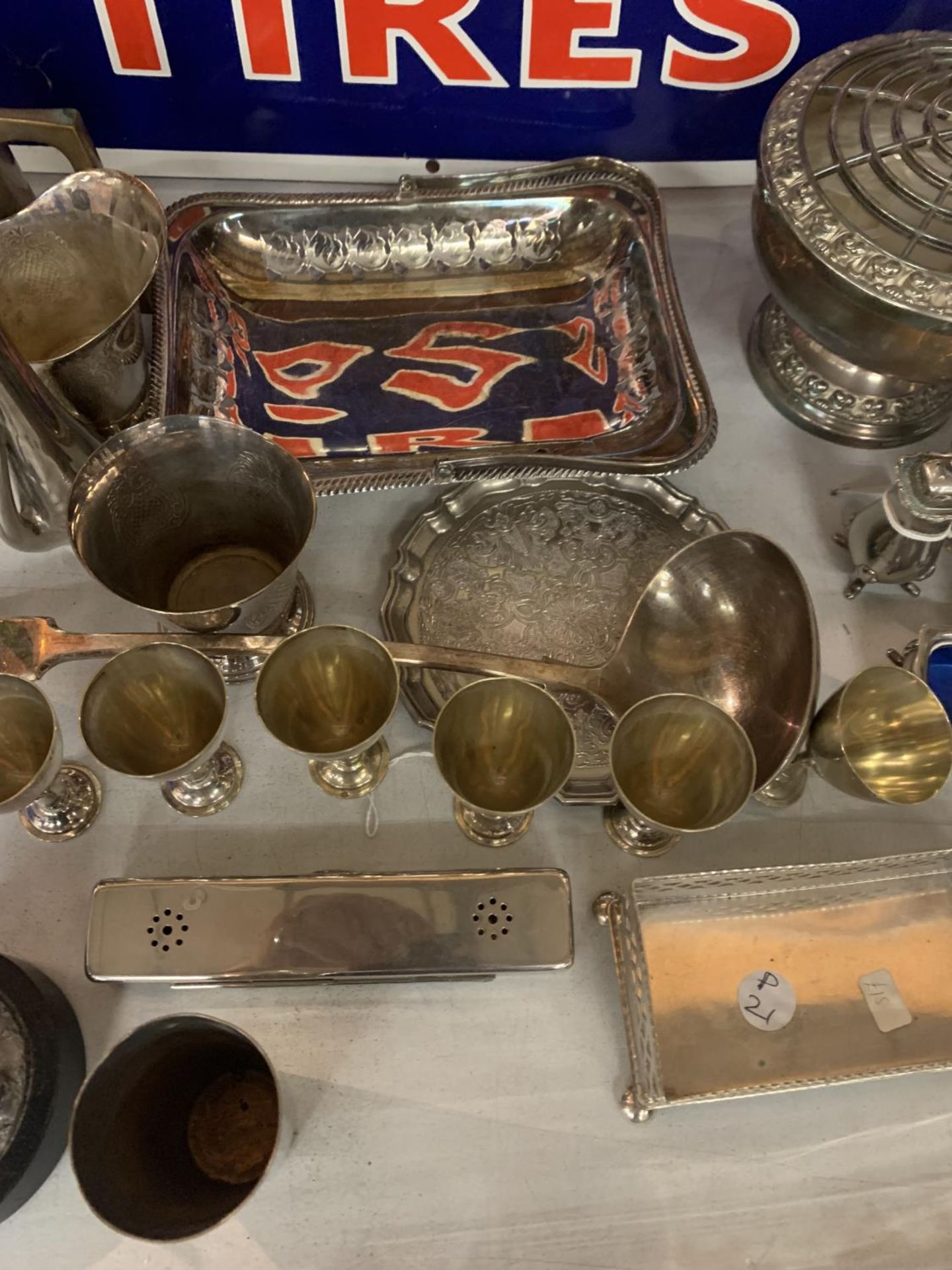 A LARGE COLLECTION OF SILVER PLATED AND PEWTER ITEMS TO INCLUDE A ROSE BOWL, BON BON DISH, EGG - Image 3 of 4