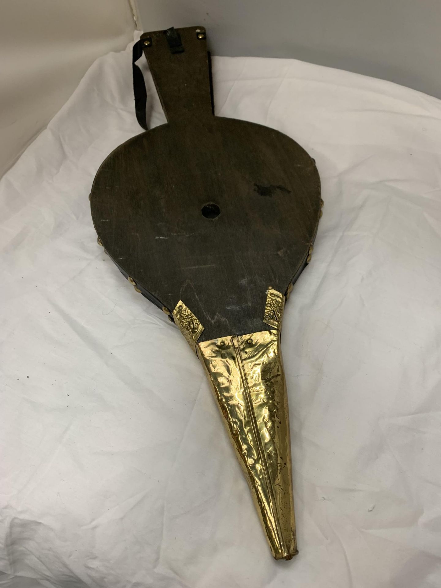 A LARGE PAIR OF WOODEN AND BRASS FIRESIDE BELLOWS DEPICTING A FAMILY SCENE - Image 2 of 3