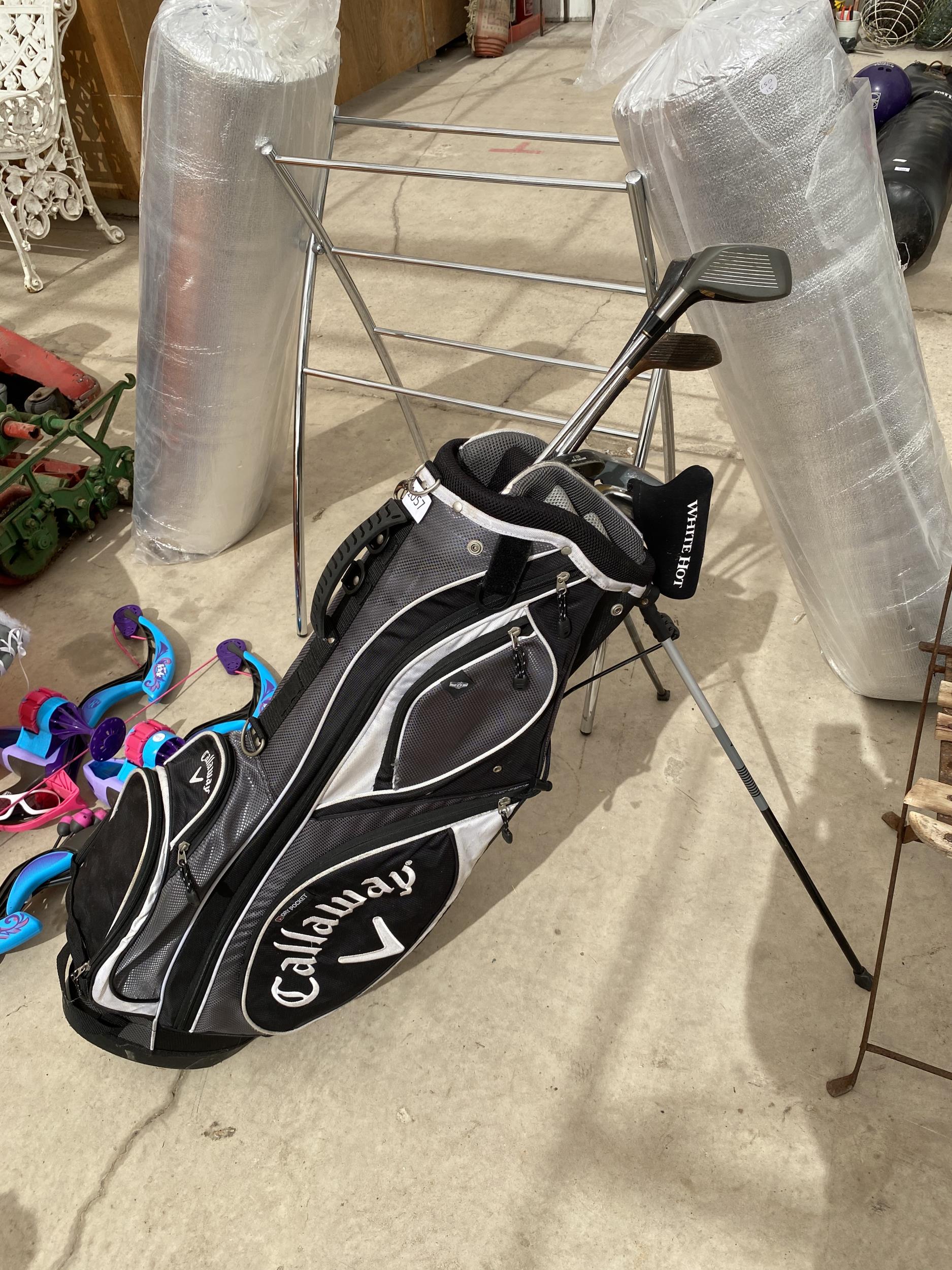 A CALLAWAY GOLF BAG WITH EIGHT VARIOUS GOLF CLUBS