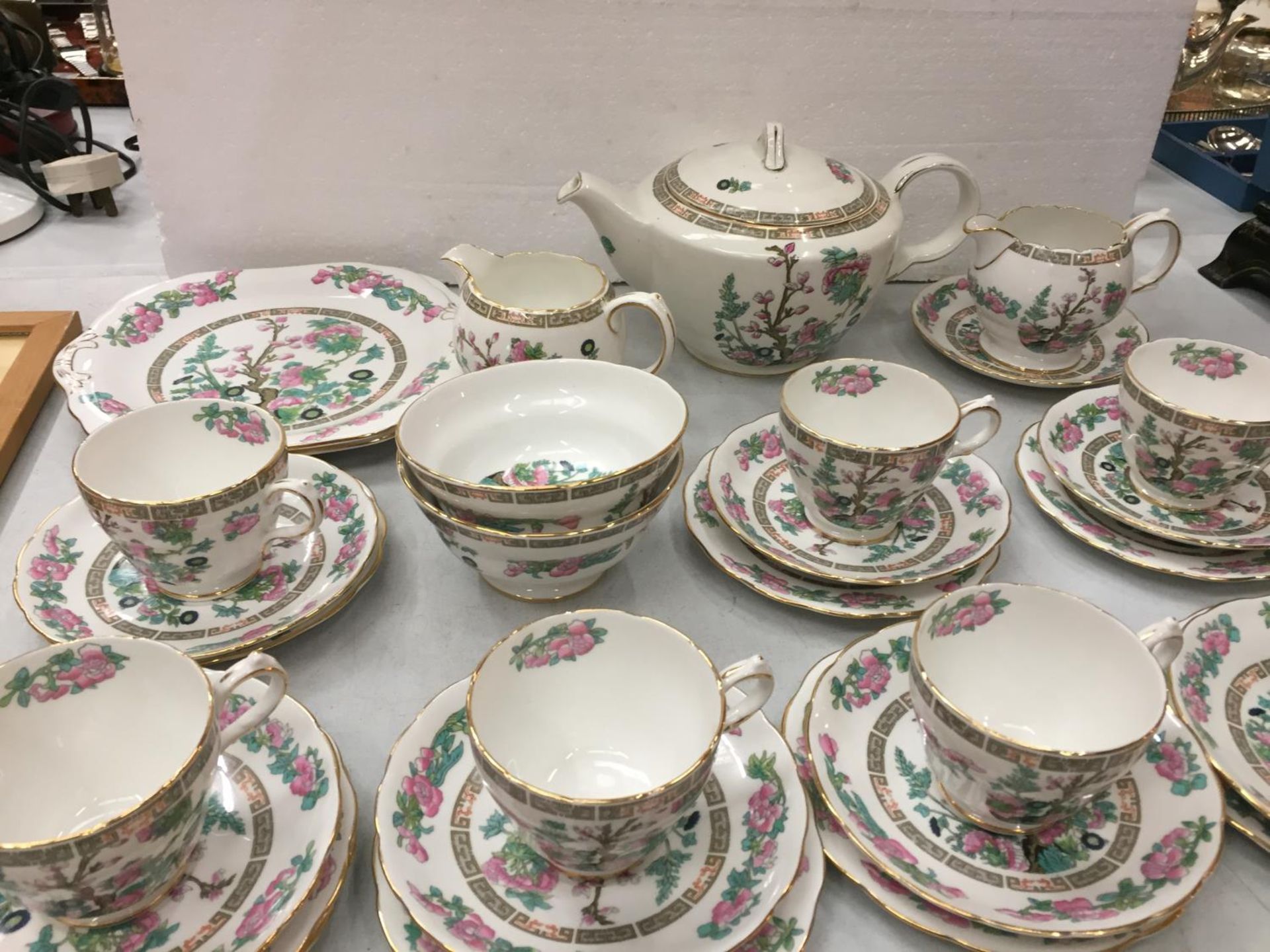 A VINTAGE COLLECTION OF A GROSVENOR FLORAL CHINA TEA SET TO INCLUDE 11 TRIOS, TWO MILK JUGS , TEA - Image 5 of 5