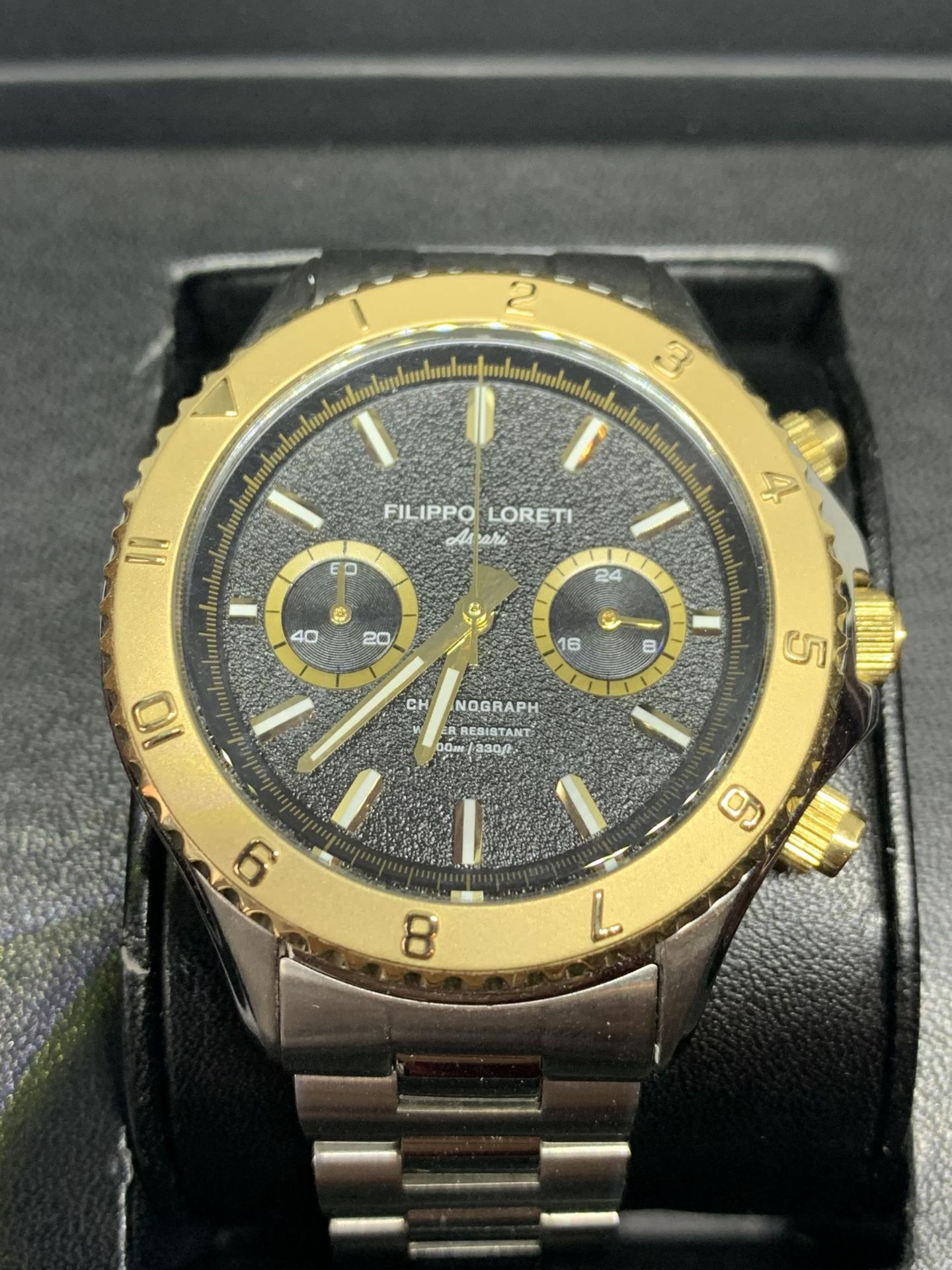 A FILIPPO LORETI CHRONOGRAPH WATCH WITH WHITE METAL STRAP AND A YELLOW METAL DIAL IN A - Bild 3 aus 3