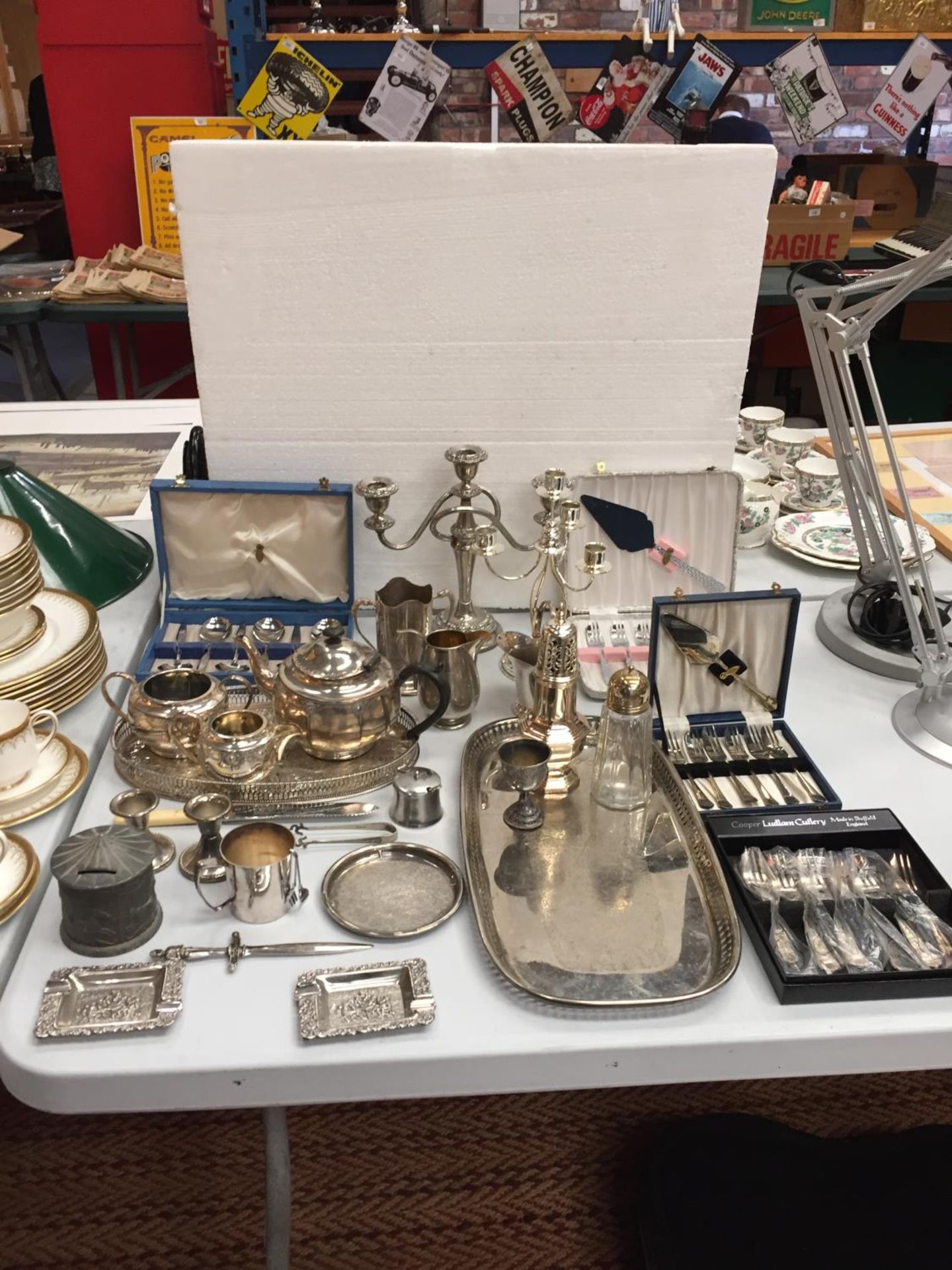 A LARGE COLLECTION OF WHITE METAL WARE TO INCLUDE CANDLE STICKS, TEA POTS, CRUET, FLATWARE AND TRAYS