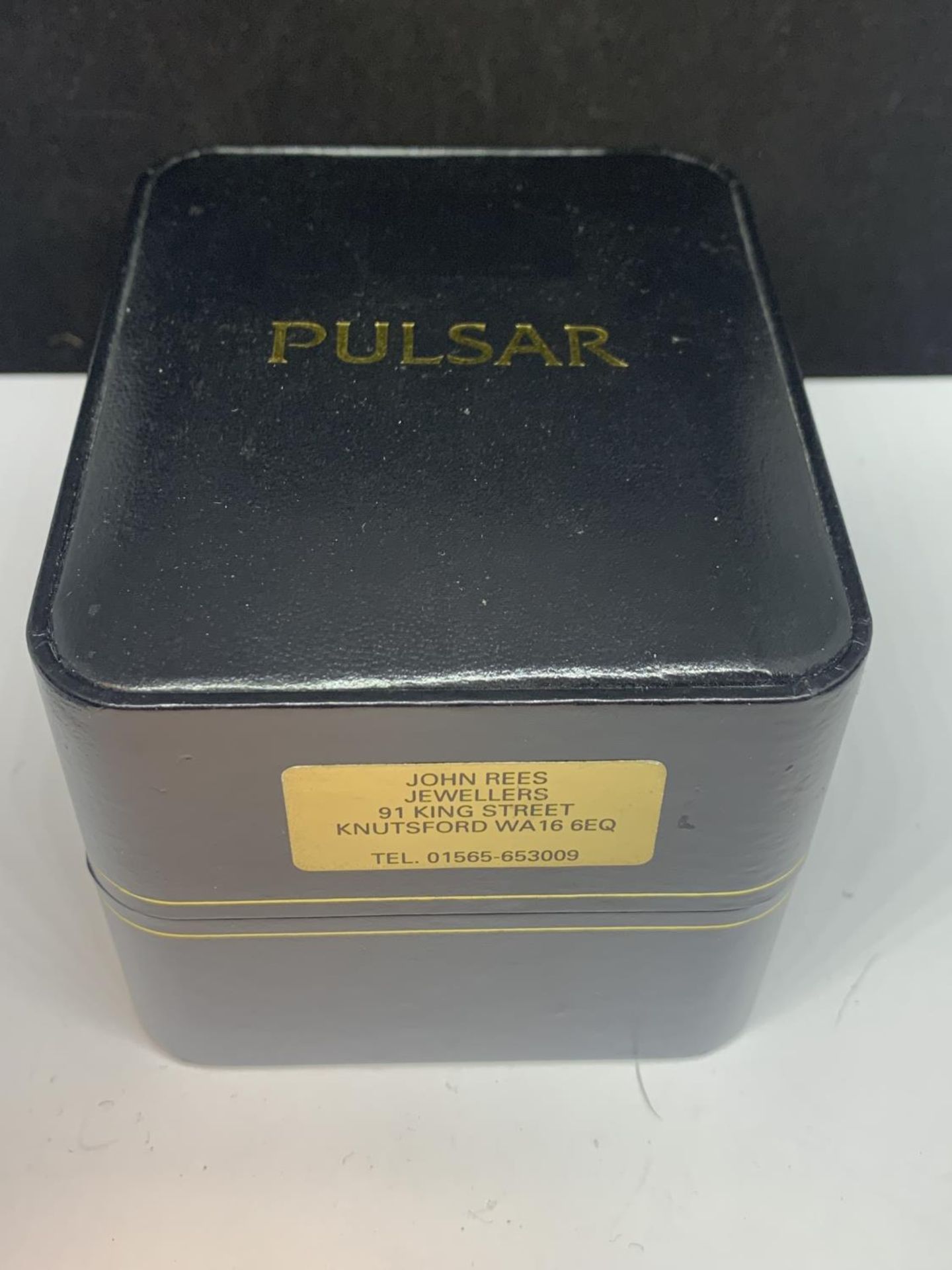 A PULSAR CALENDAR WRIST WATCH WITH LARGE SQUARE FACE AND BLACK LEATHER STRAP IN A PRESENTATION BOX - Bild 4 aus 4