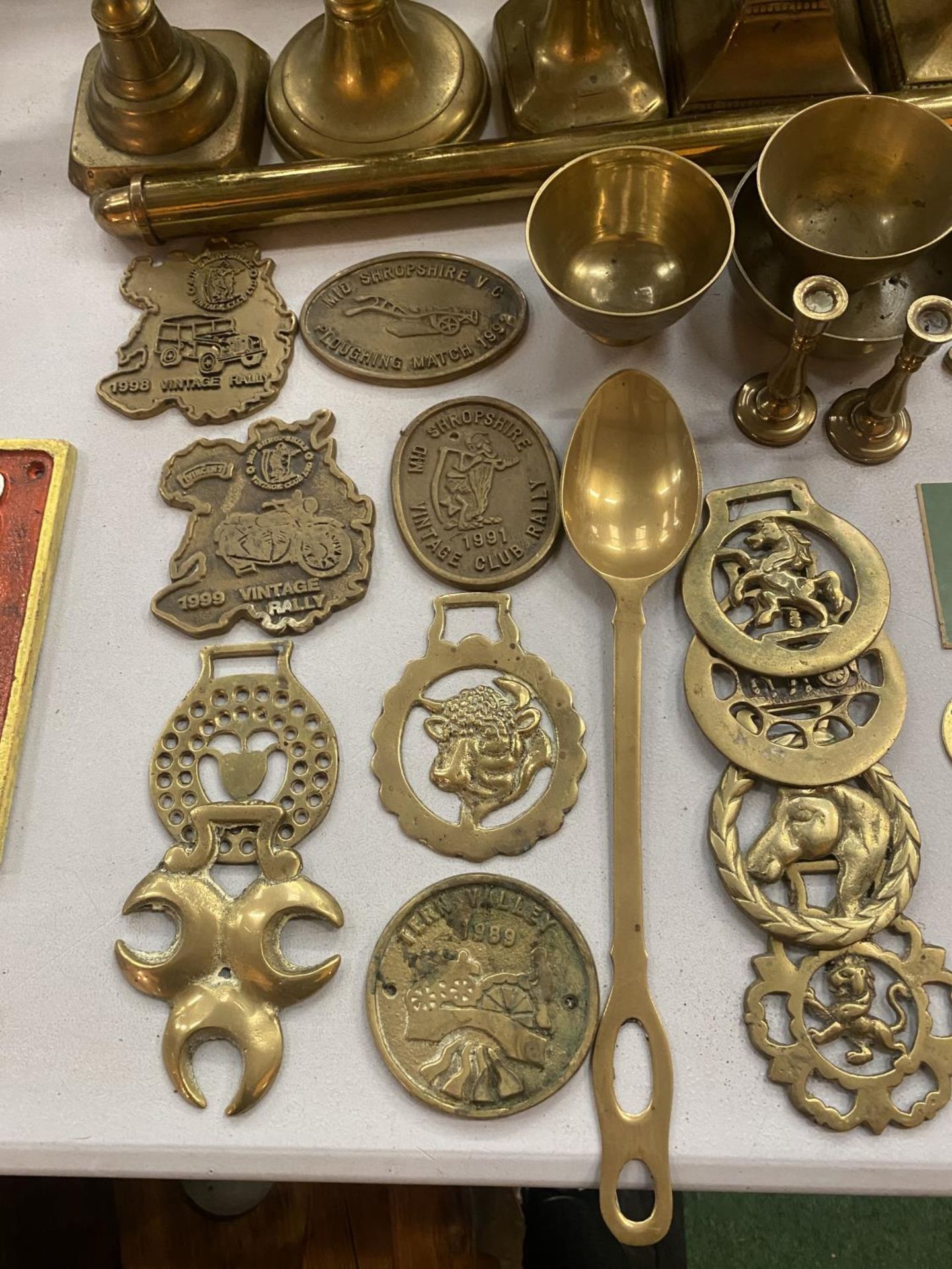 A COLLECTION OF BRASS WARE TO INCLUDE COAL SCUTTLE, CANDLESTICKS, HORSE BRASSES, RALLY PLAQUES ETC - Image 3 of 4