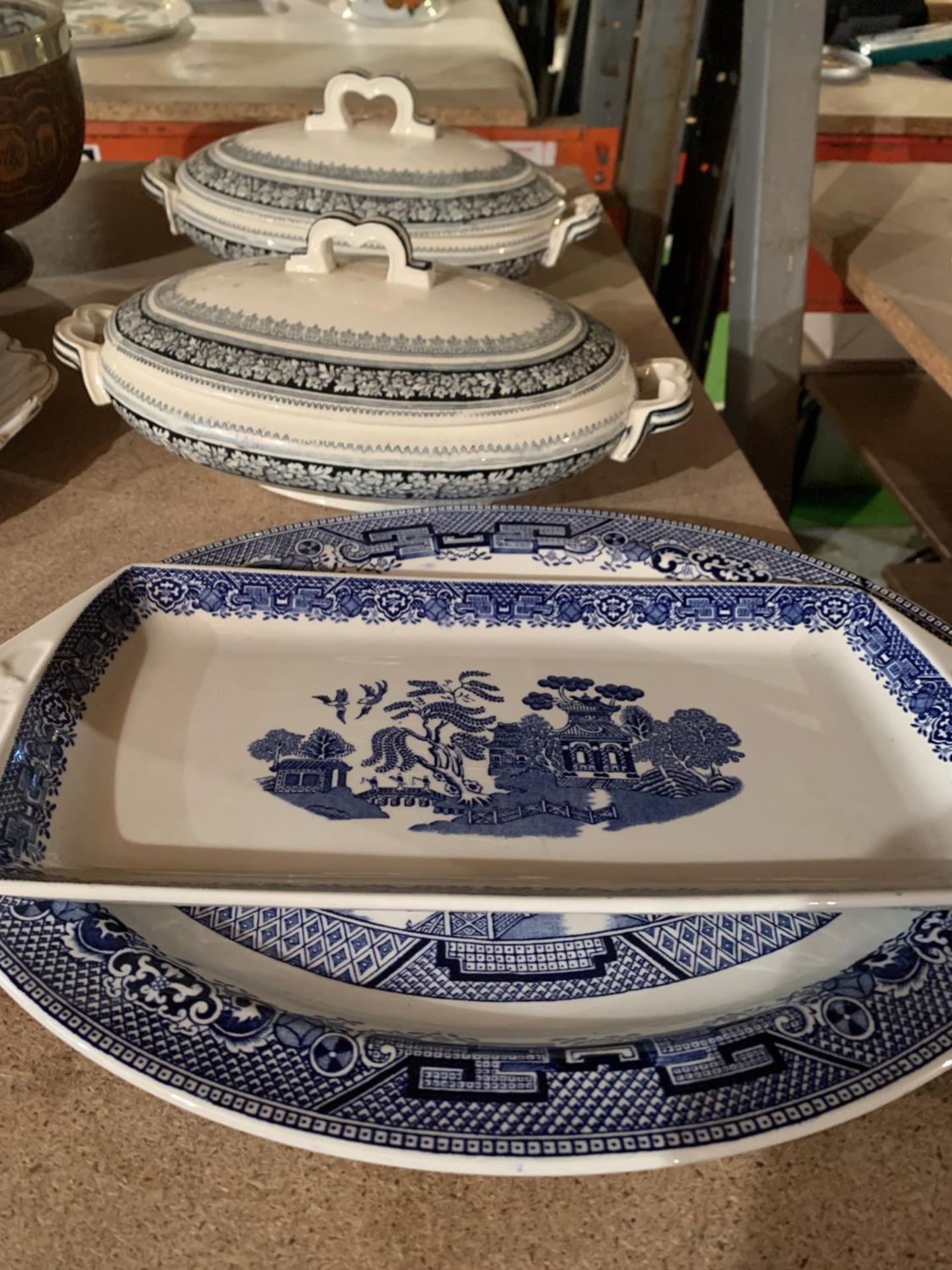 A COLLECTION OF CERAMICS TO INCLUDE BLUE AND WHITE MEAT PLATTERS, VARIOUS LIDDED VEGETABLE DISHES, - Image 2 of 4